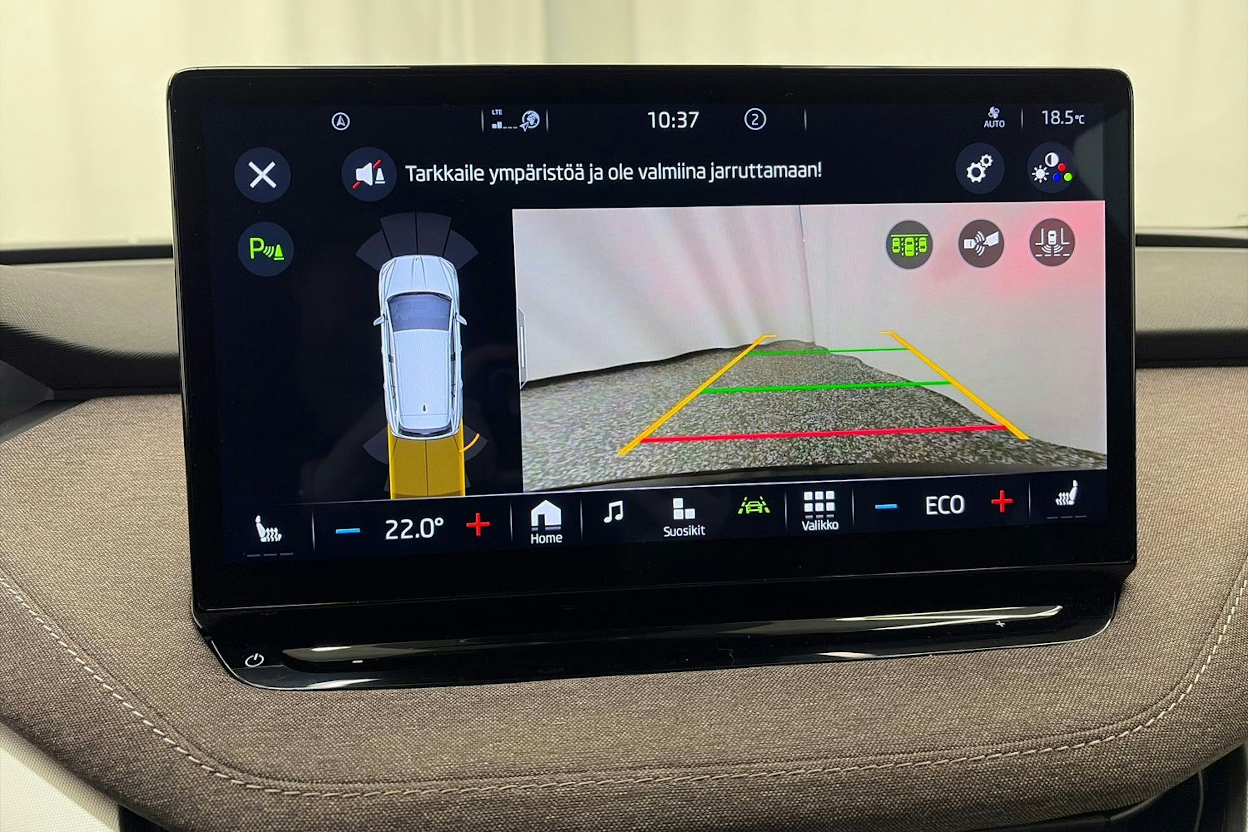 musta Skoda Enyaq 2023 kuva 24.