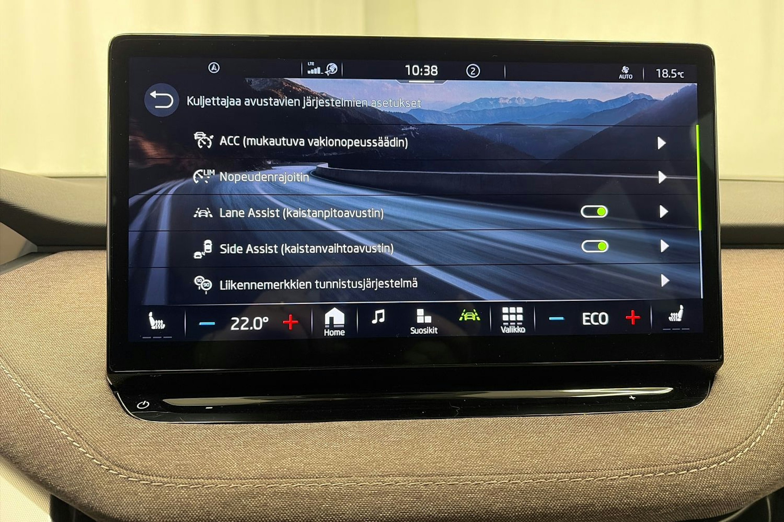 musta Skoda Enyaq 2023 kuva 26.