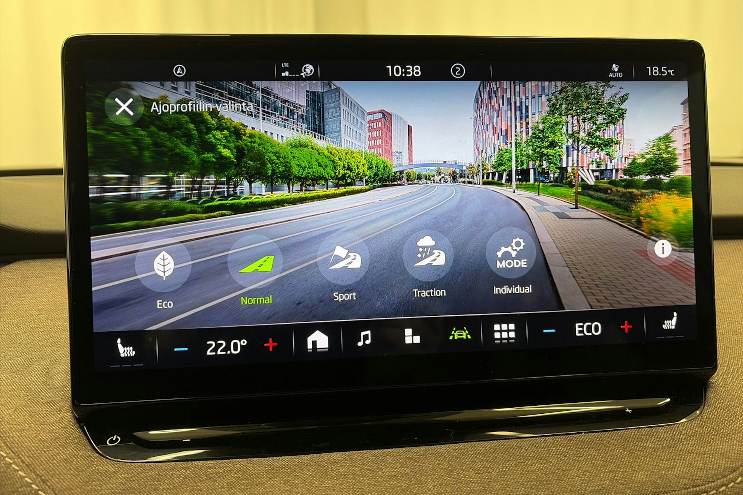 musta Skoda Enyaq 2023 kuva 28.