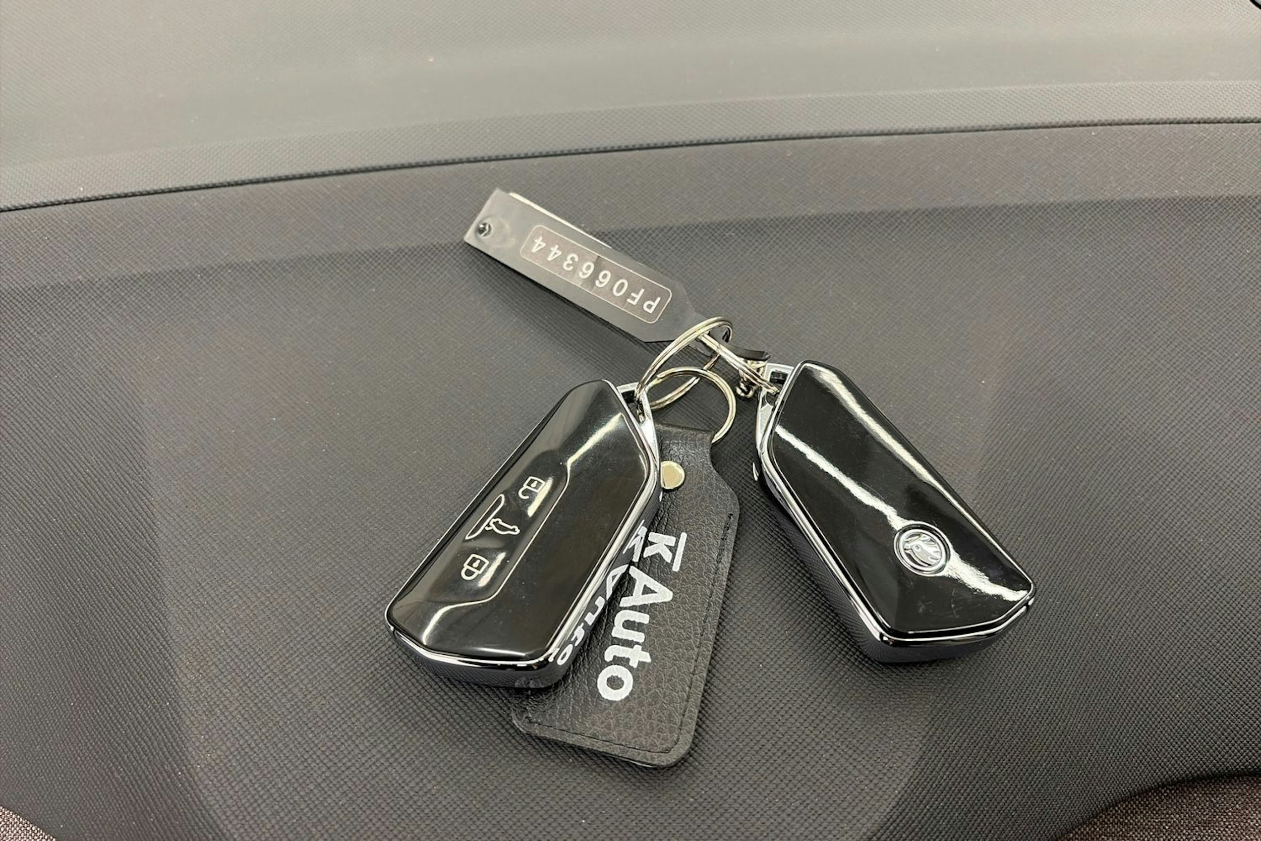 musta Skoda Enyaq 2023 kuva 32.