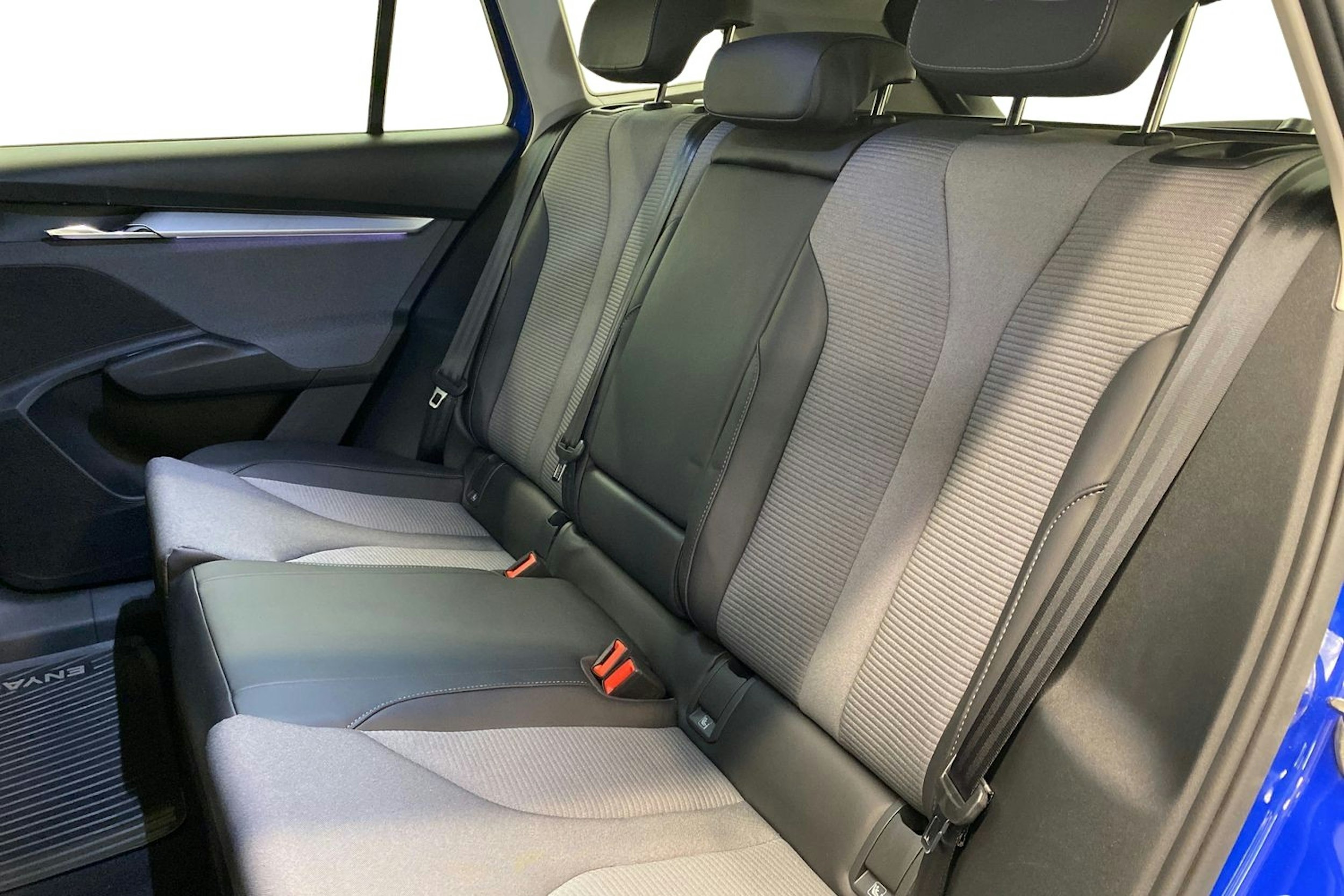 sininen Skoda Enyaq 2023 kuva 8.