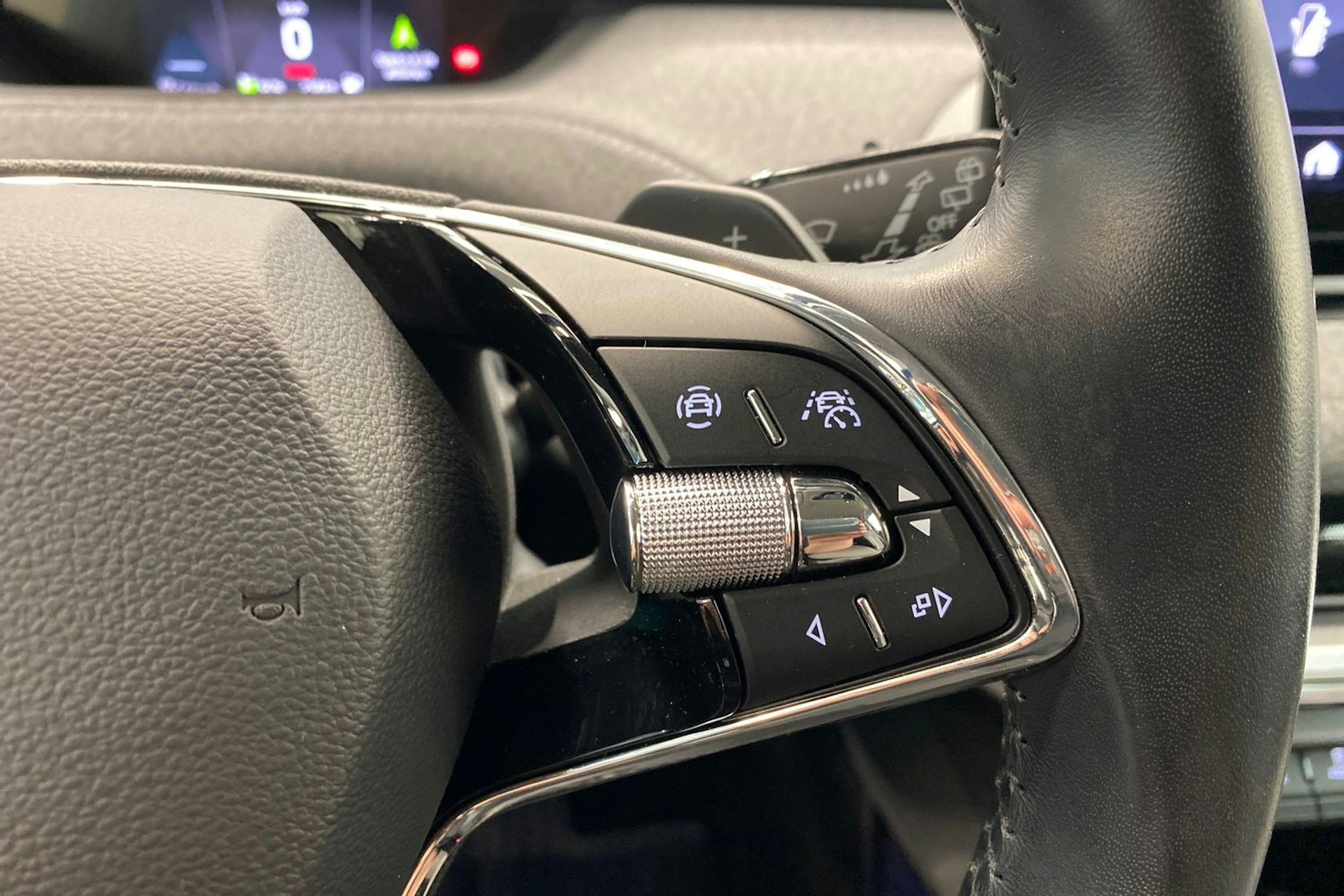 sininen Skoda Enyaq 2023 kuva 15.