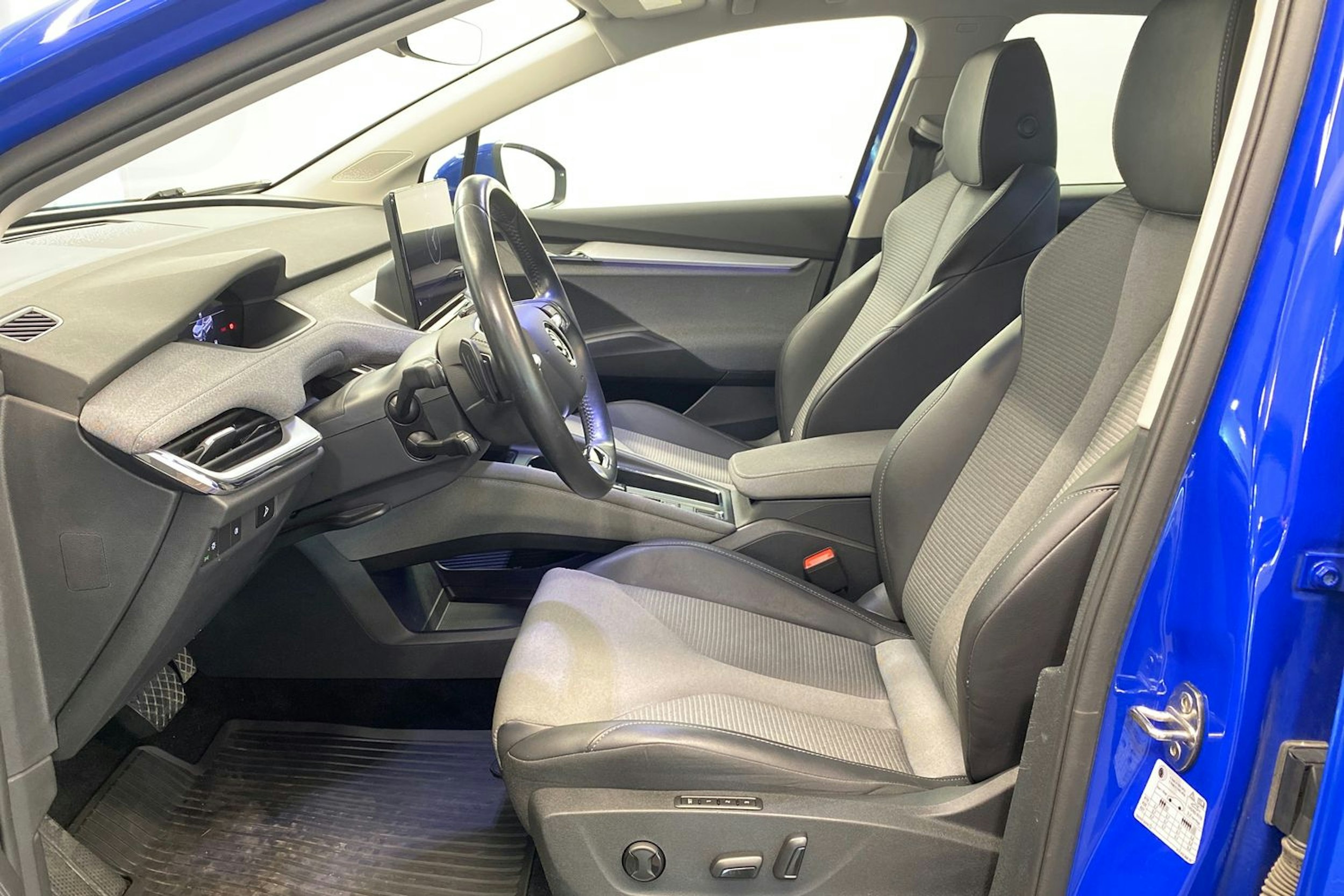 sininen Skoda Enyaq 2023 kuva 27.