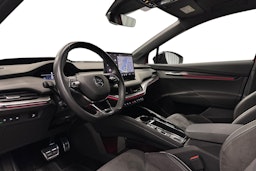 punainen Skoda Enyaq 2023 kuva 7.