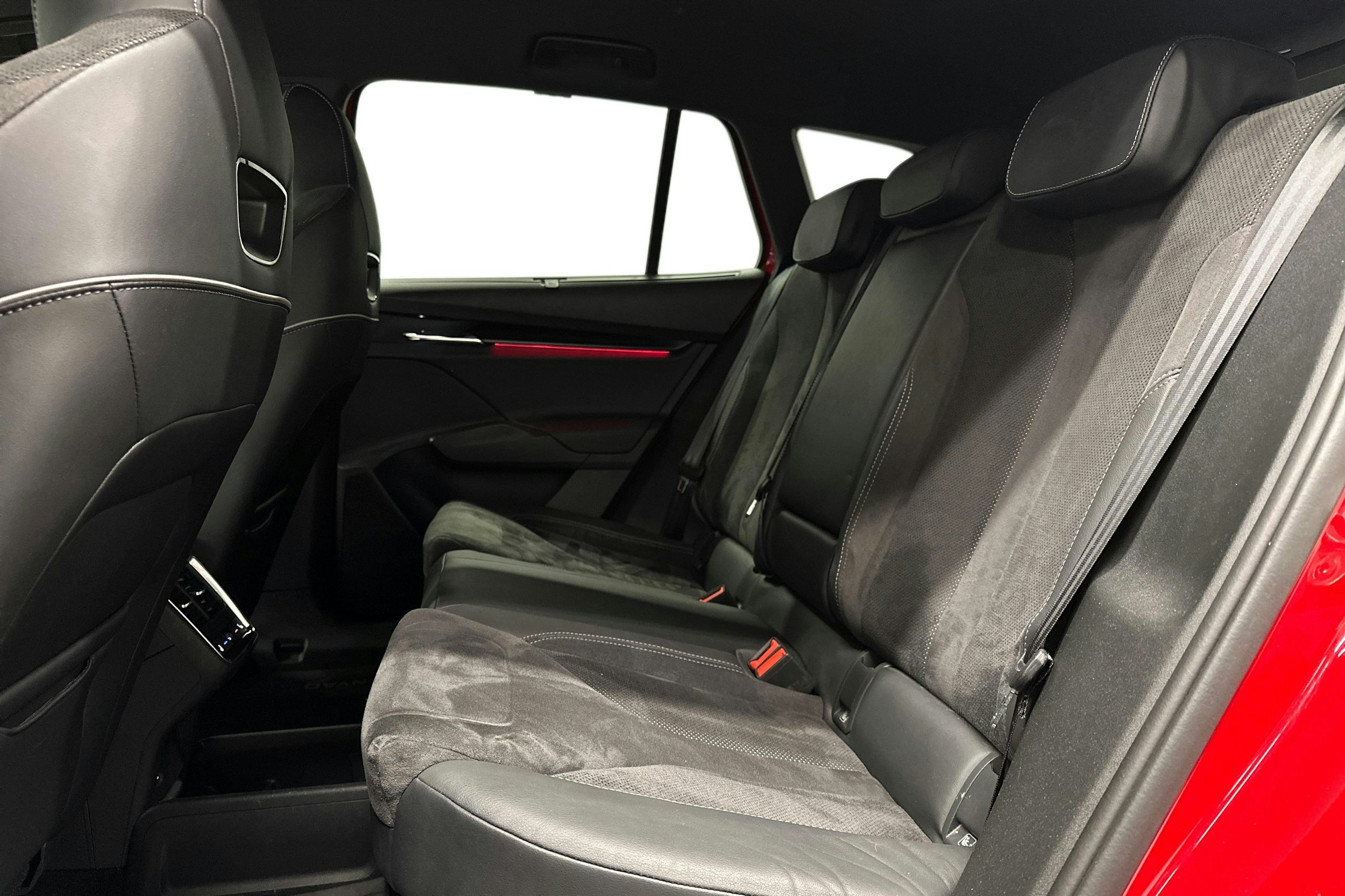 punainen Skoda Enyaq 2023 kuva 10.