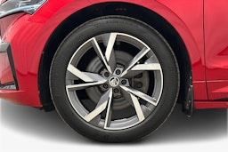 punainen Skoda Enyaq 2023 kuva 11.