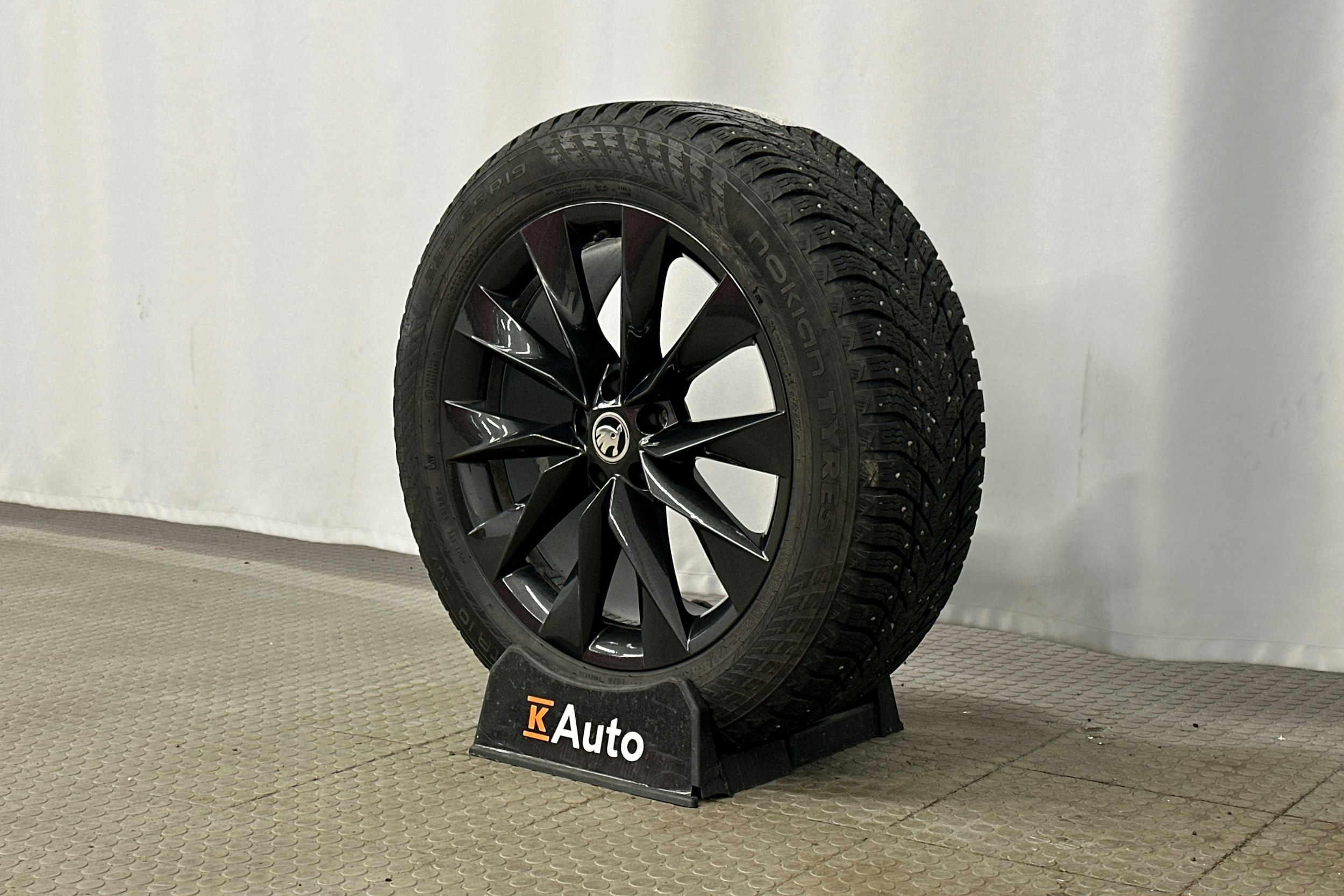 punainen Skoda Enyaq 2023 kuva 13.