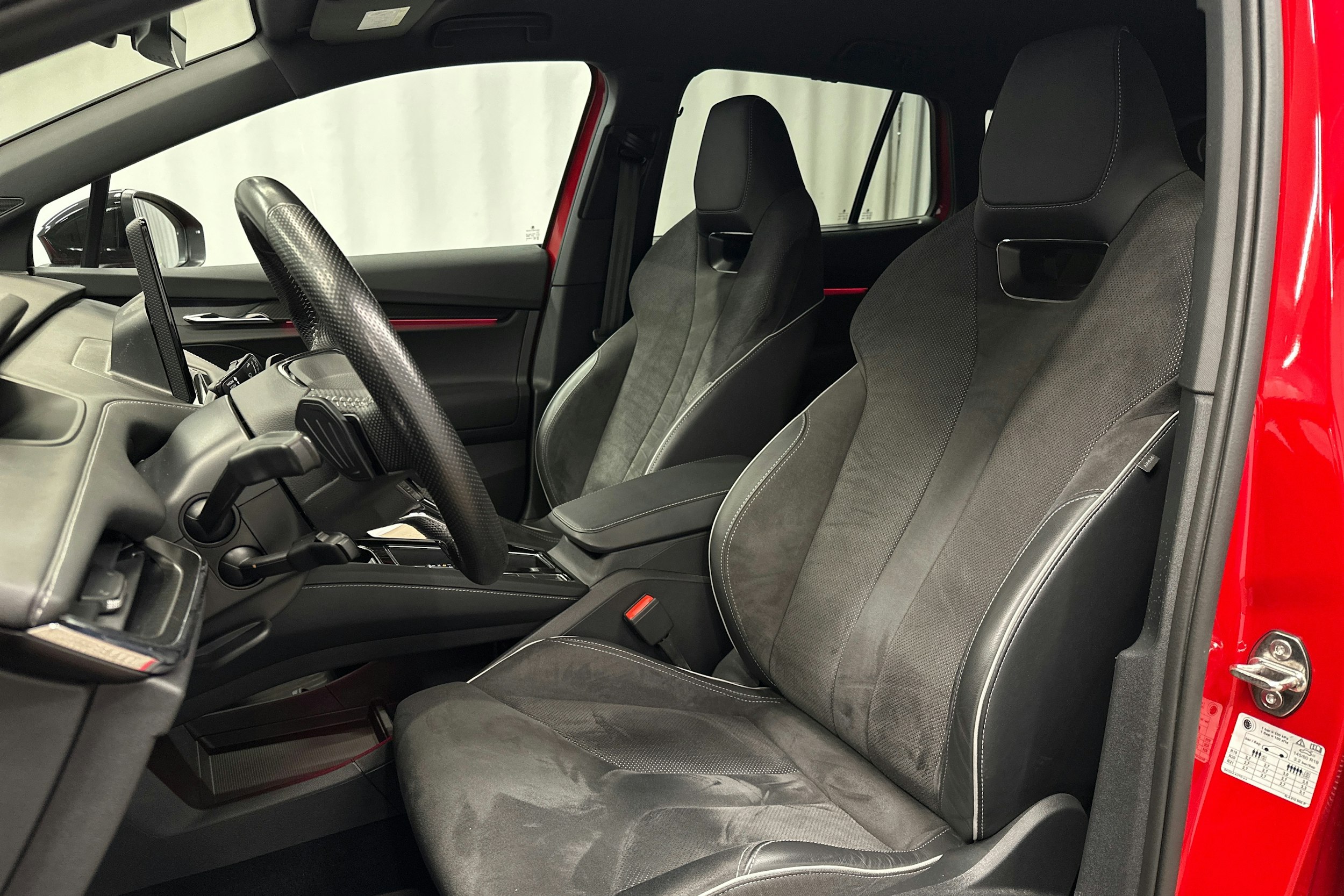 punainen Skoda Enyaq 2023 kuva 18.