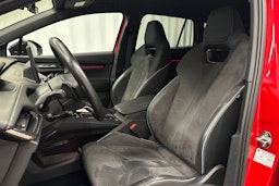 punainen Skoda Enyaq 2023 kuva 18.