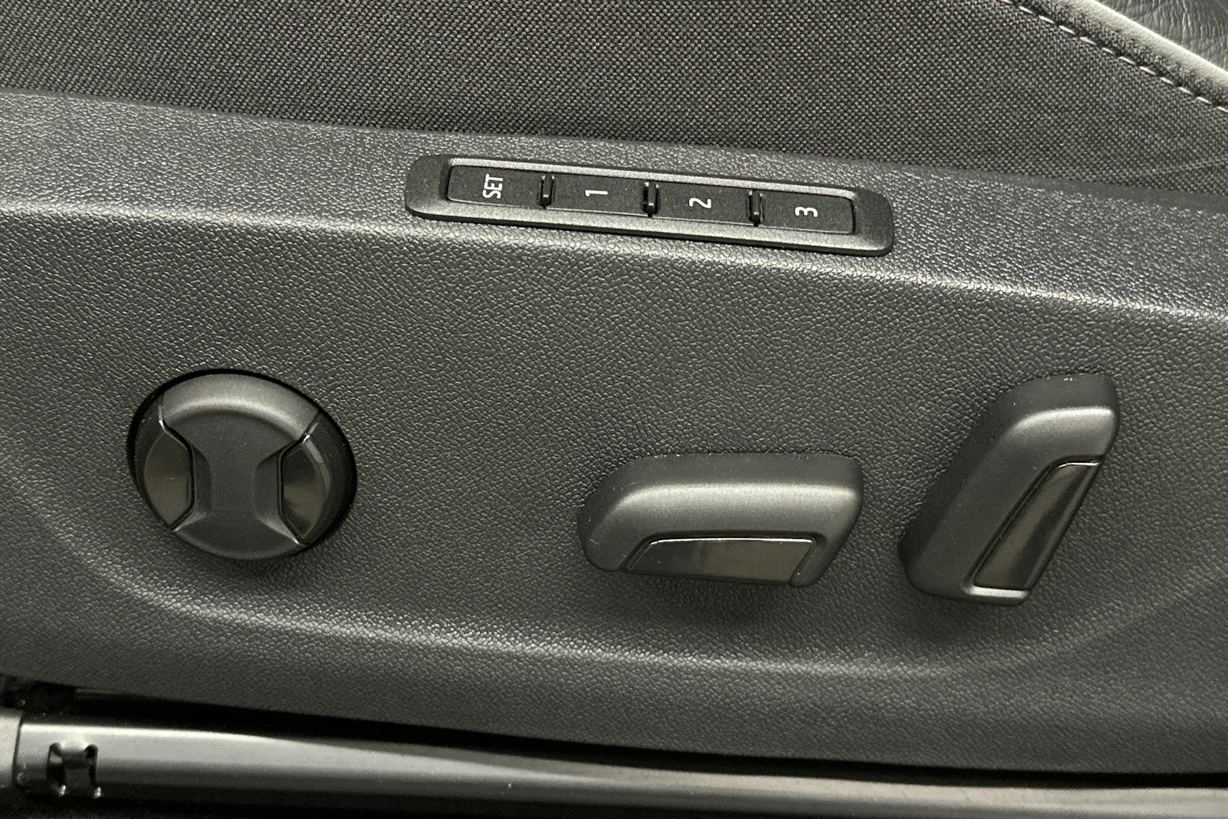 punainen Skoda Enyaq 2023 kuva 19.