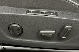 punainen Skoda Enyaq 2023 kuva 19.