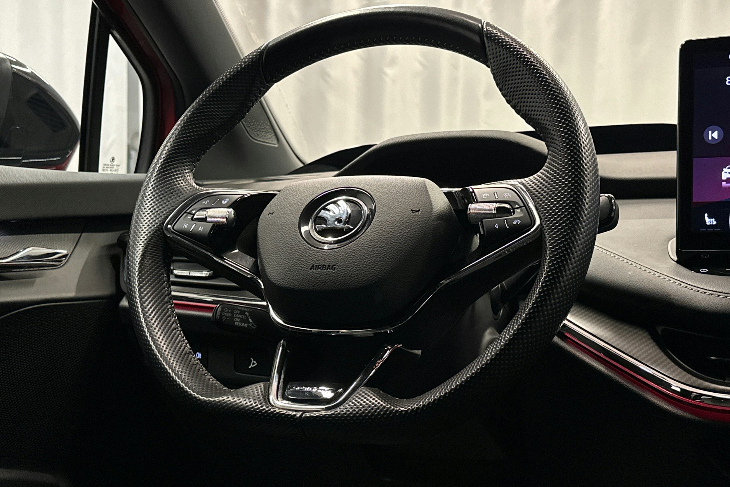 punainen Skoda Enyaq 2023 kuva 20.