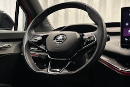 punainen Skoda Enyaq 2023 kuva 20.