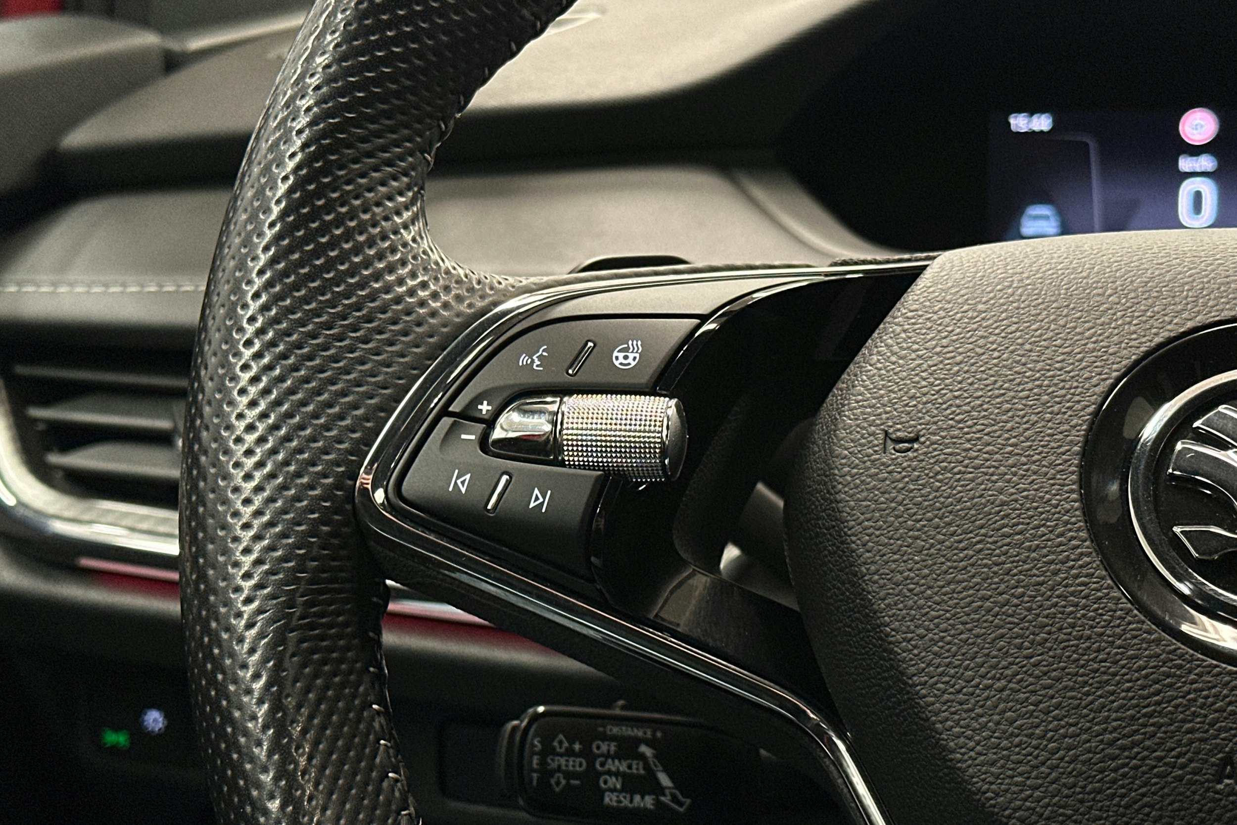 punainen Skoda Enyaq 2023 kuva 21.