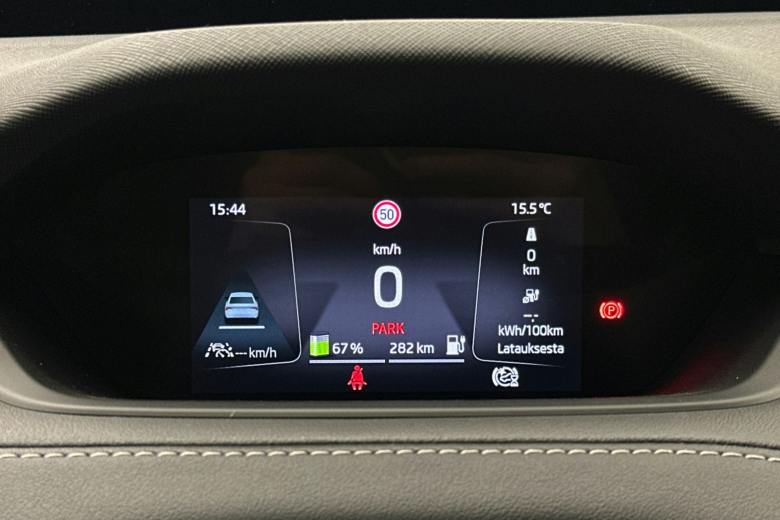 punainen Skoda Enyaq 2023 kuva 24.