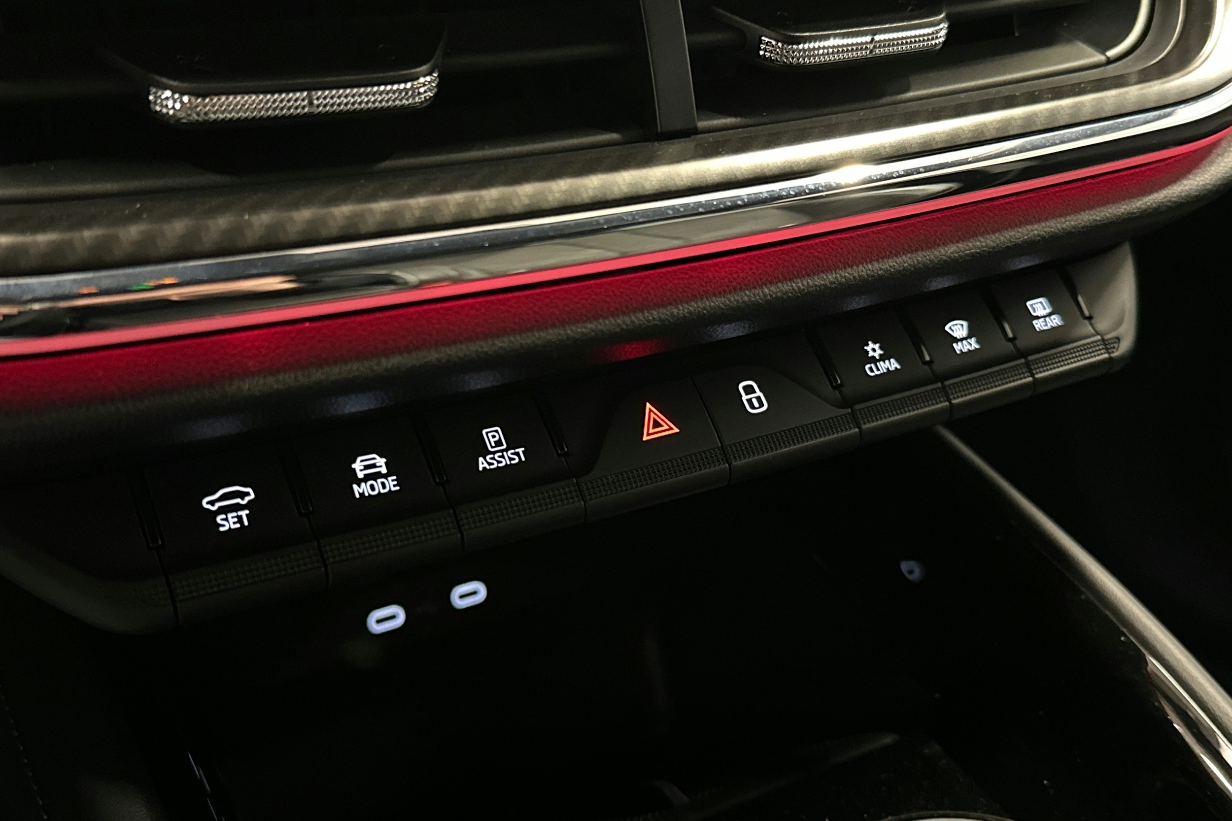 punainen Skoda Enyaq 2023 kuva 33.