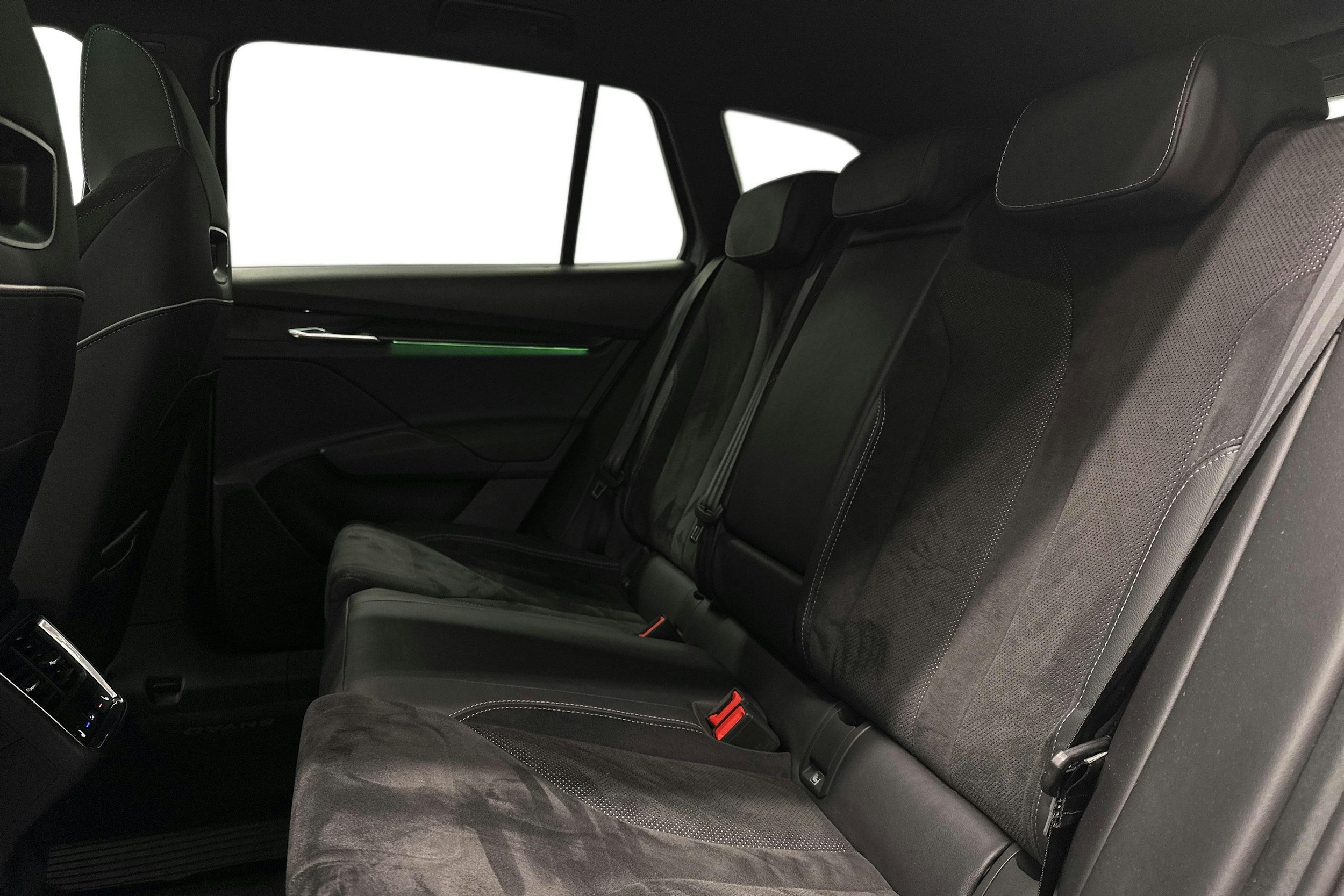 harmaa Skoda Enyaq 2023 kuva 10.