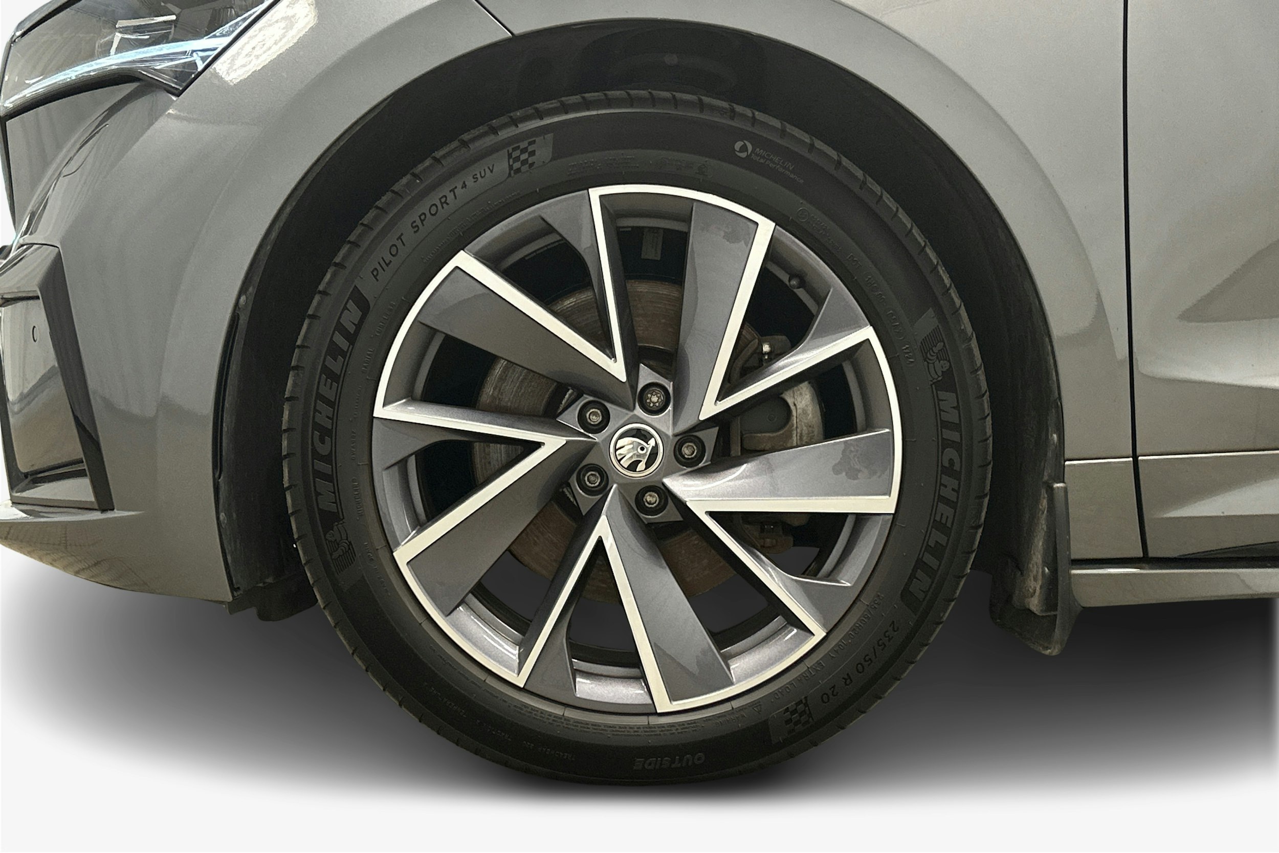harmaa Skoda Enyaq 2023 kuva 11.