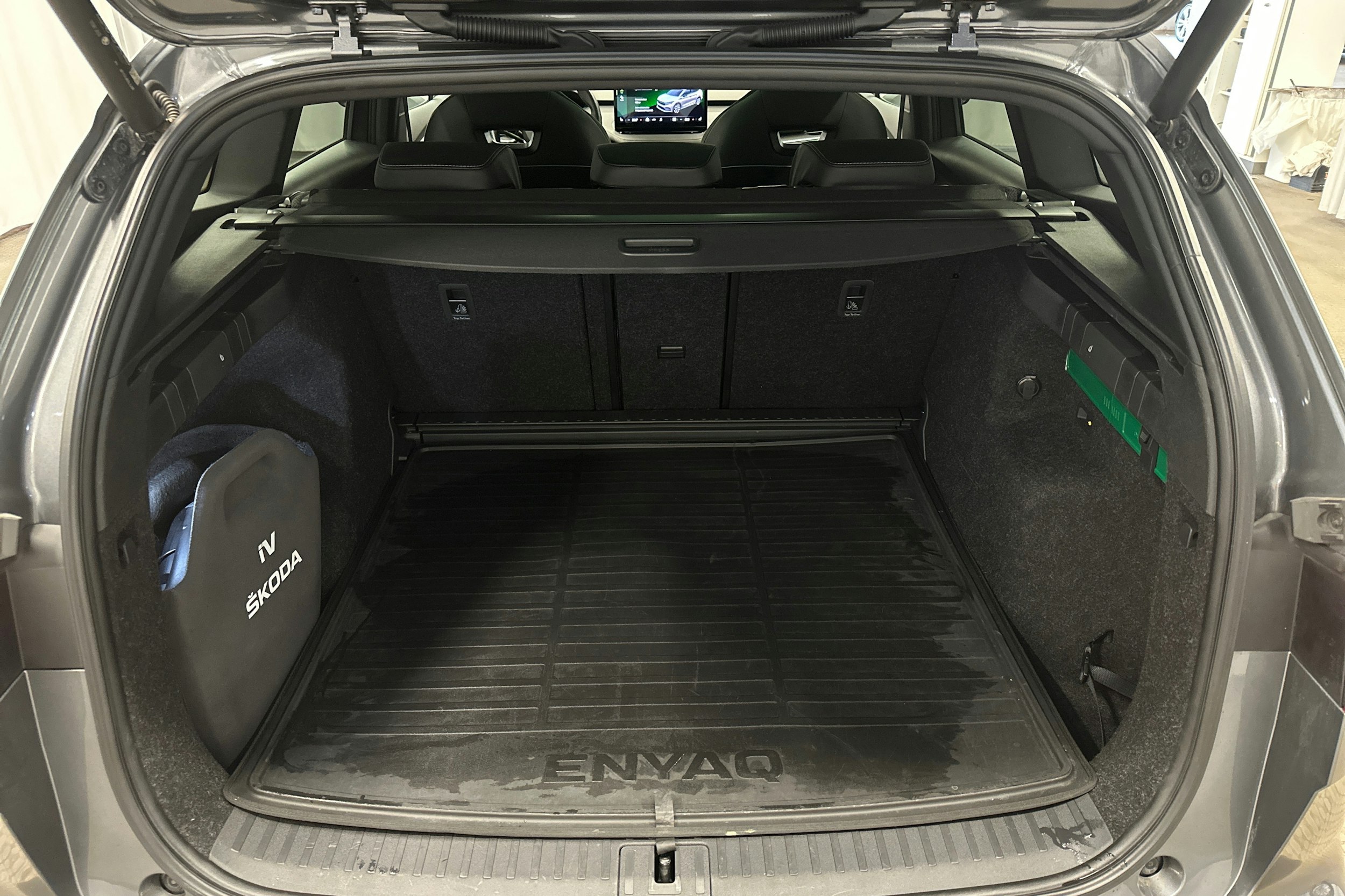 harmaa Skoda Enyaq 2023 kuva 14.