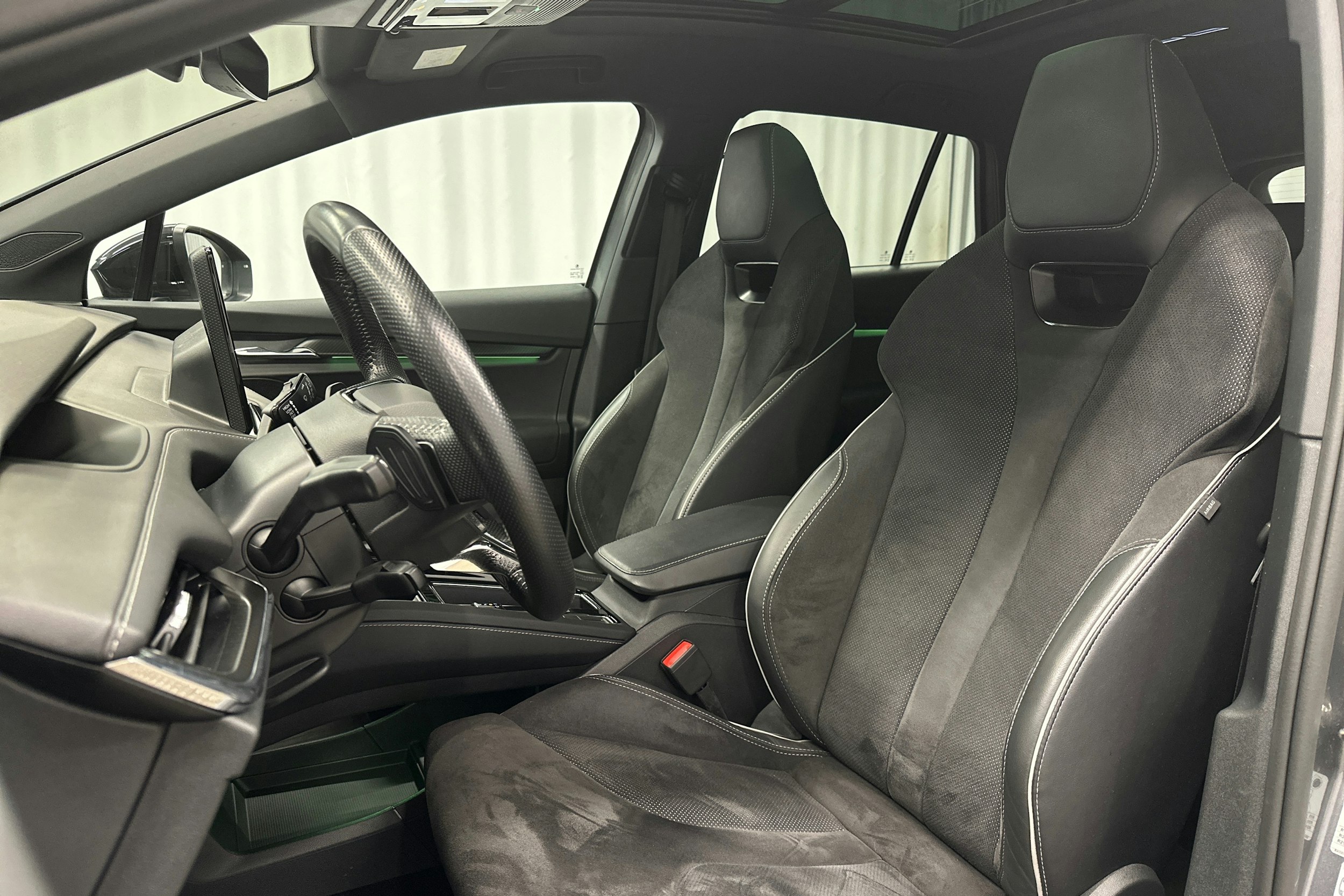 harmaa Skoda Enyaq 2023 kuva 18.
