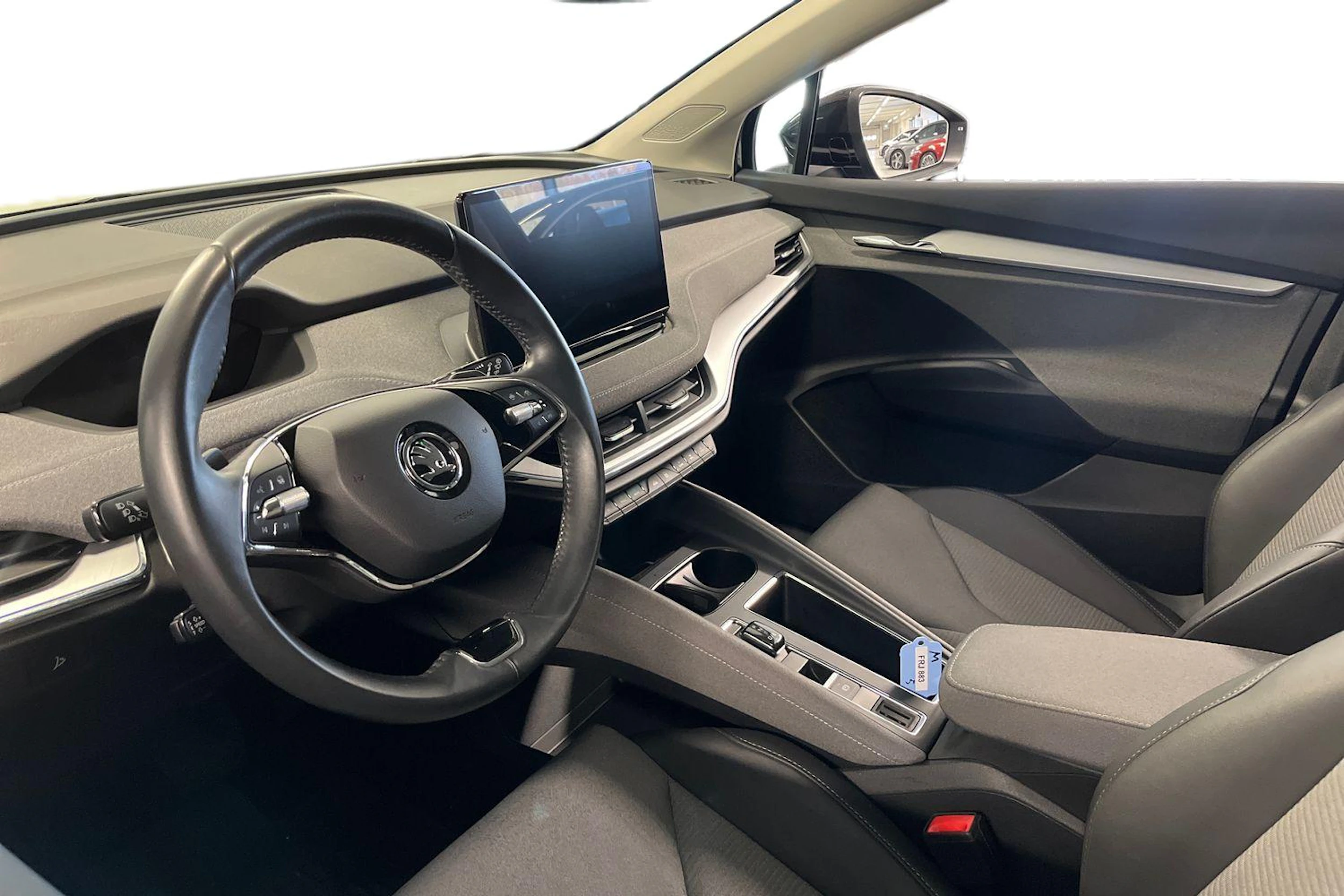 musta Skoda Enyaq 2023 kuva 3.