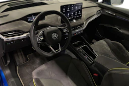 Sininen Skoda Enyaq 2023 kuva 8.