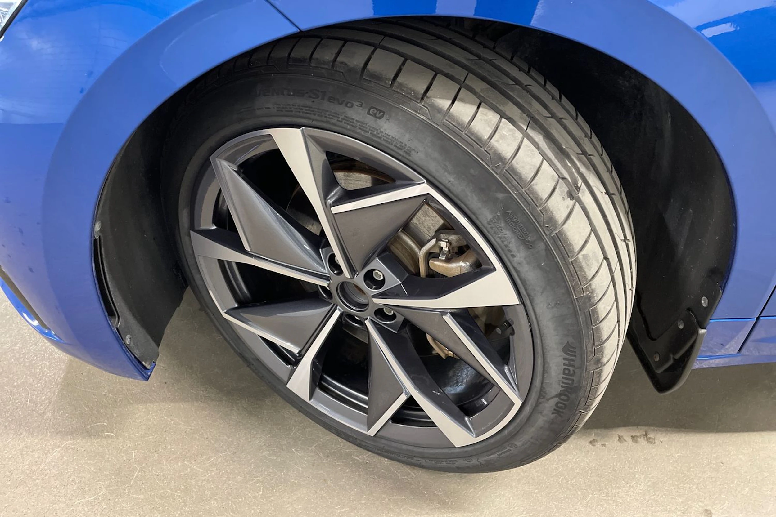 Sininen Skoda Enyaq 2023 kuva 13.
