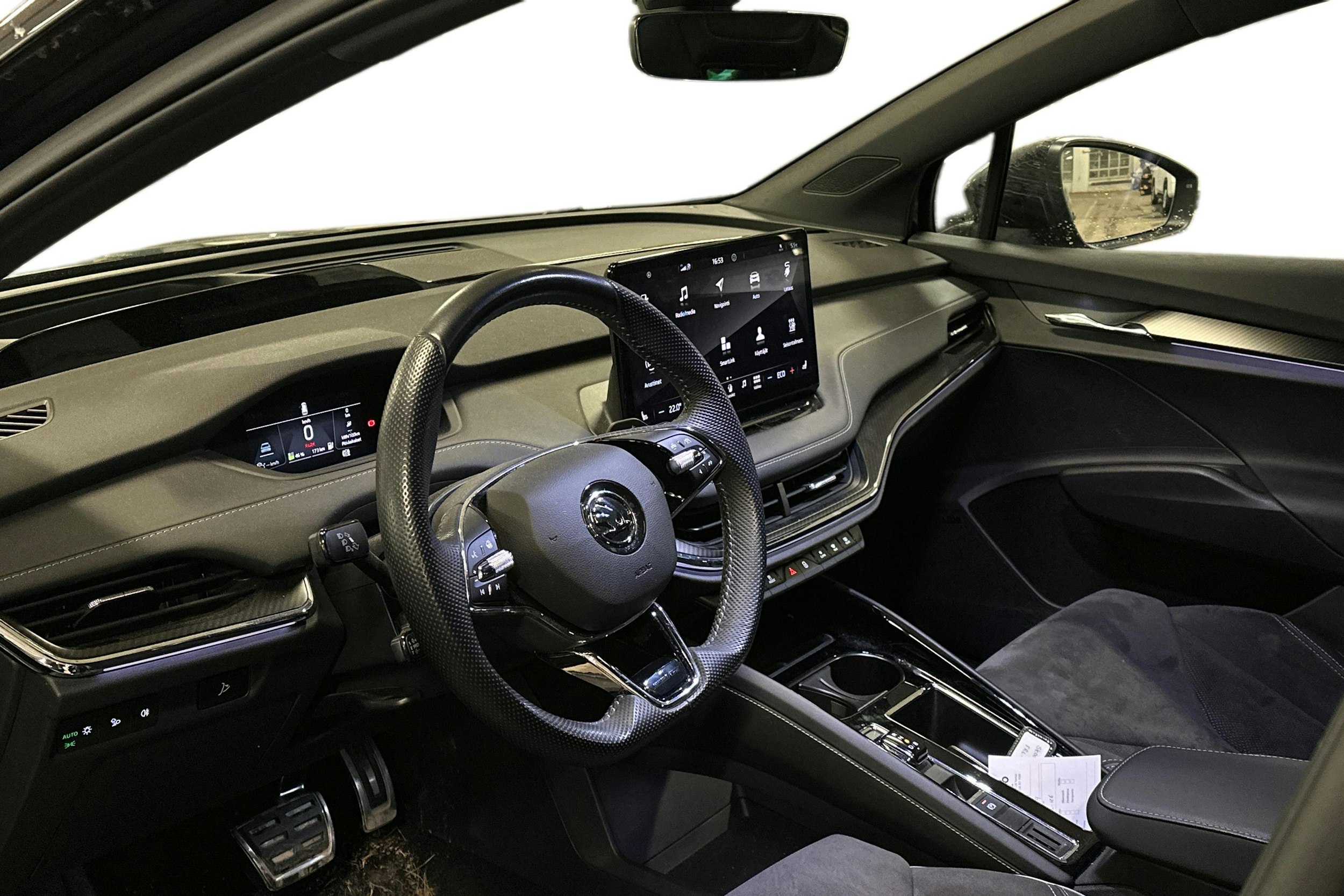 musta Skoda Enyaq 2023 kuva 3.