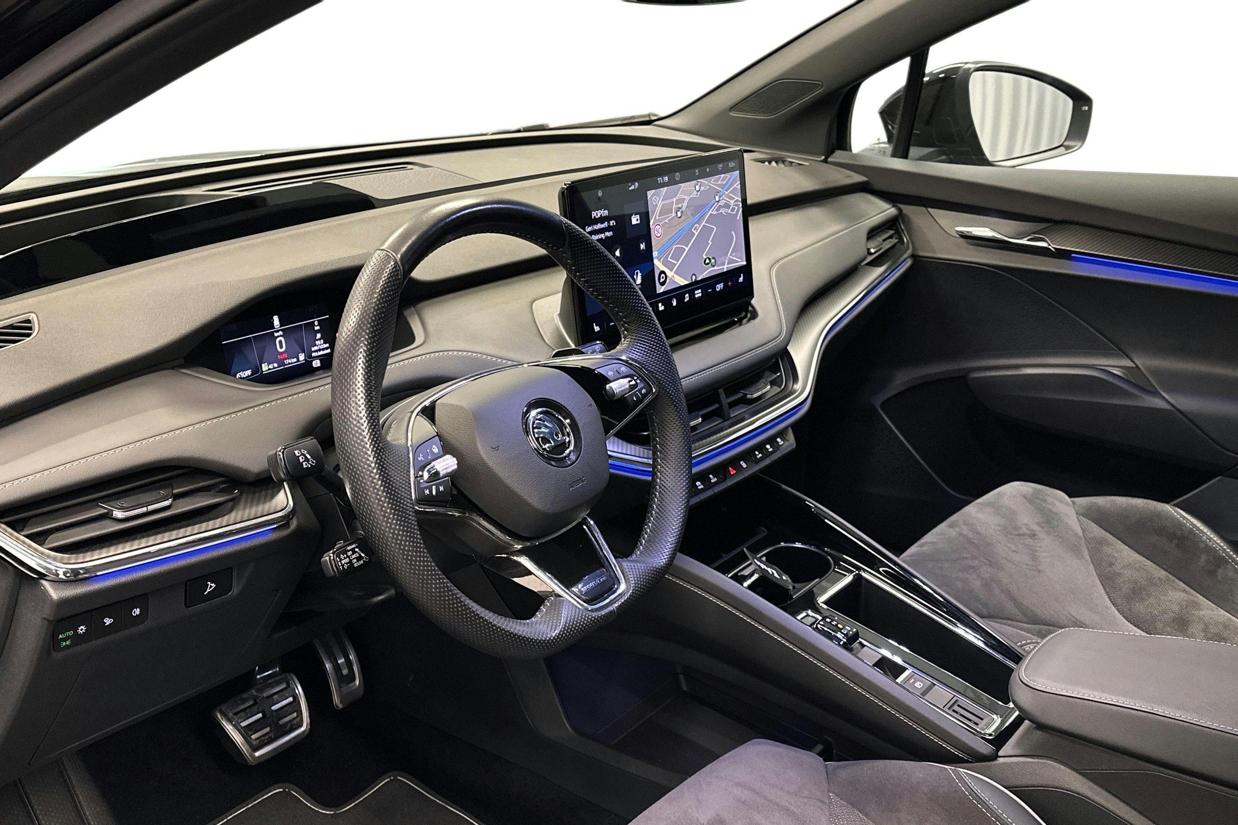 musta Skoda Enyaq 2023 kuva 7.