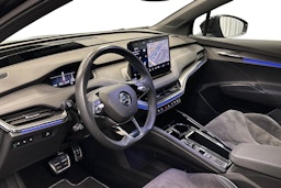 musta Skoda Enyaq 2023 kuva 7.