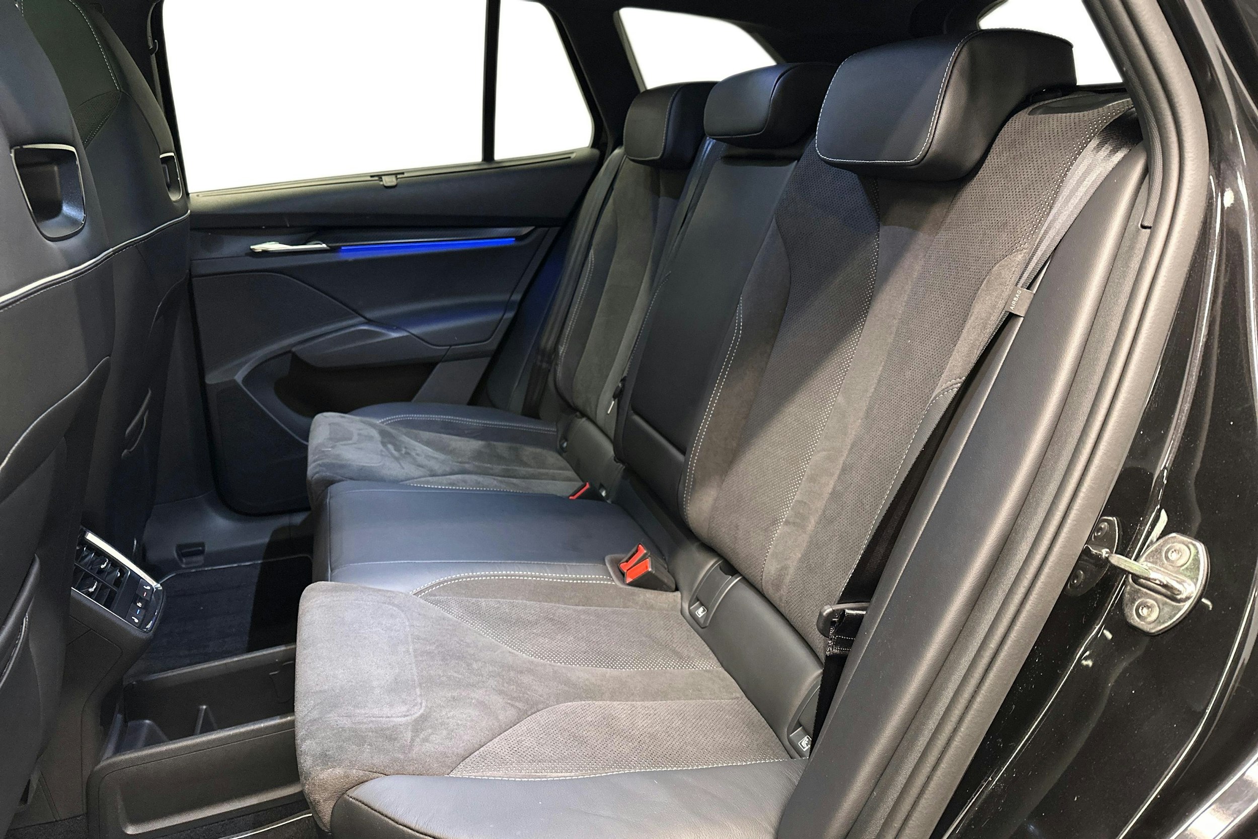 musta Skoda Enyaq 2023 kuva 10.