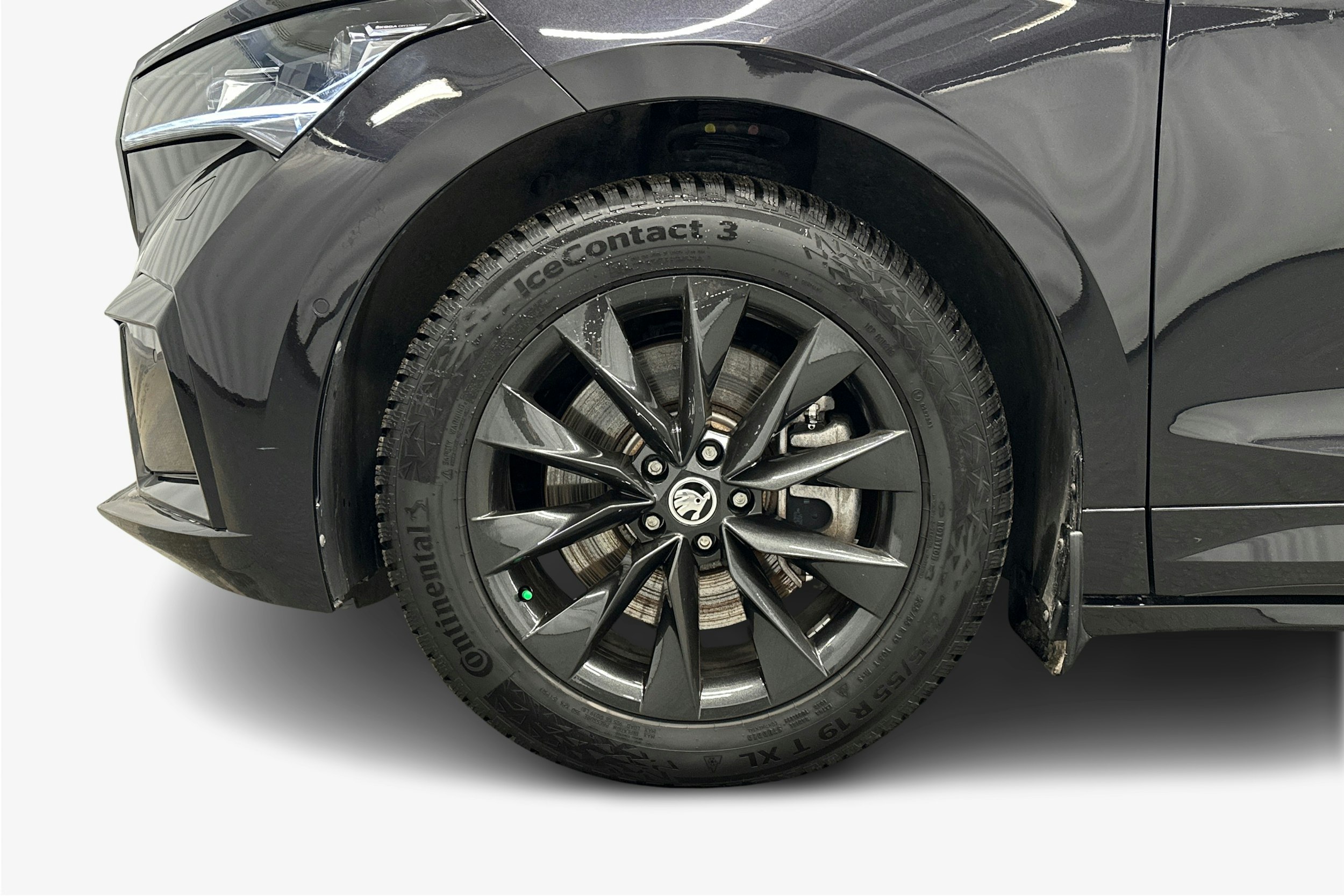 musta Skoda Enyaq 2023 kuva 11.