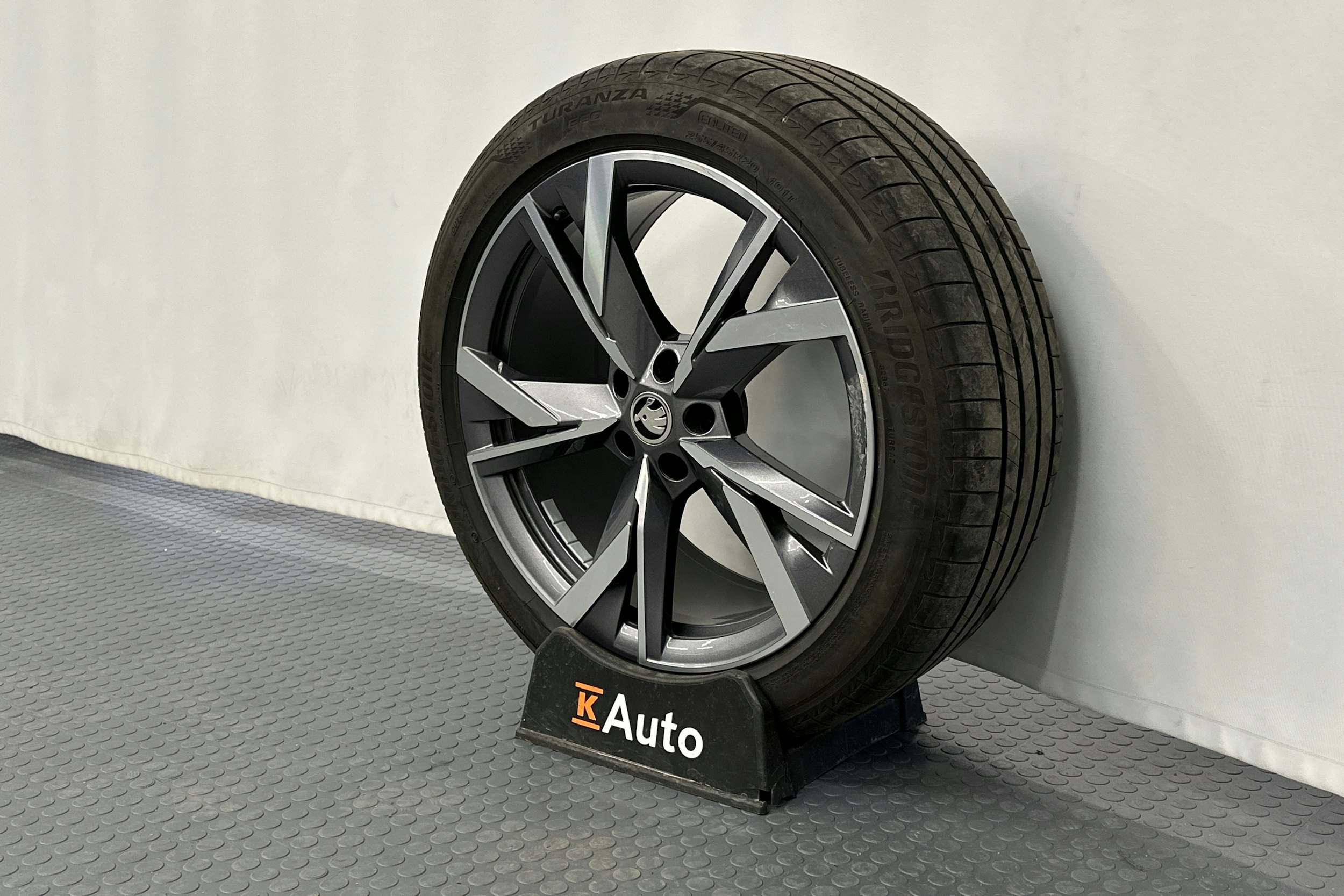 musta Skoda Enyaq 2023 kuva 13.