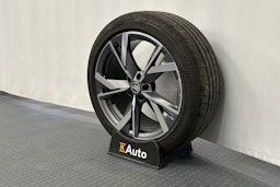 musta Skoda Enyaq 2023 kuva 13.