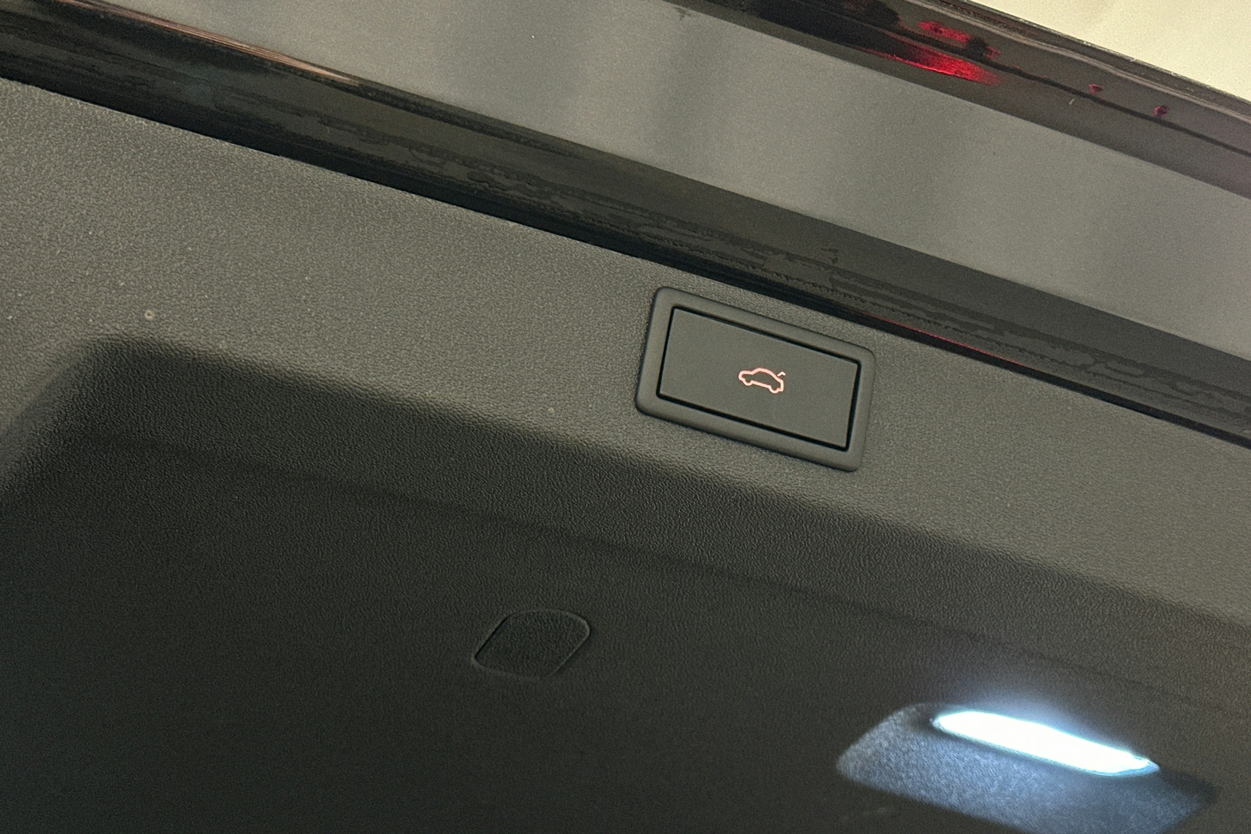 musta Skoda Enyaq 2023 kuva 15.