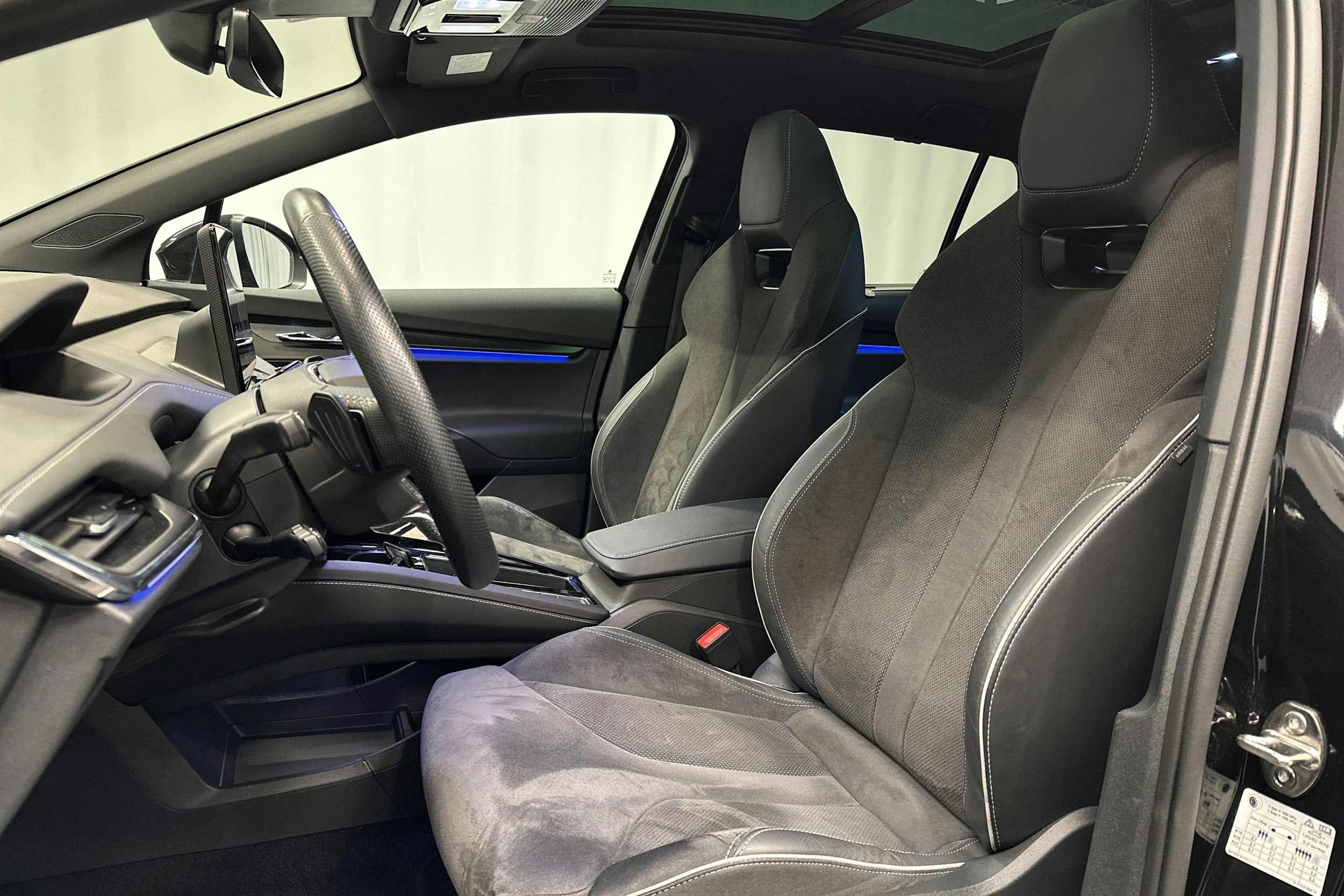 musta Skoda Enyaq 2023 kuva 16.