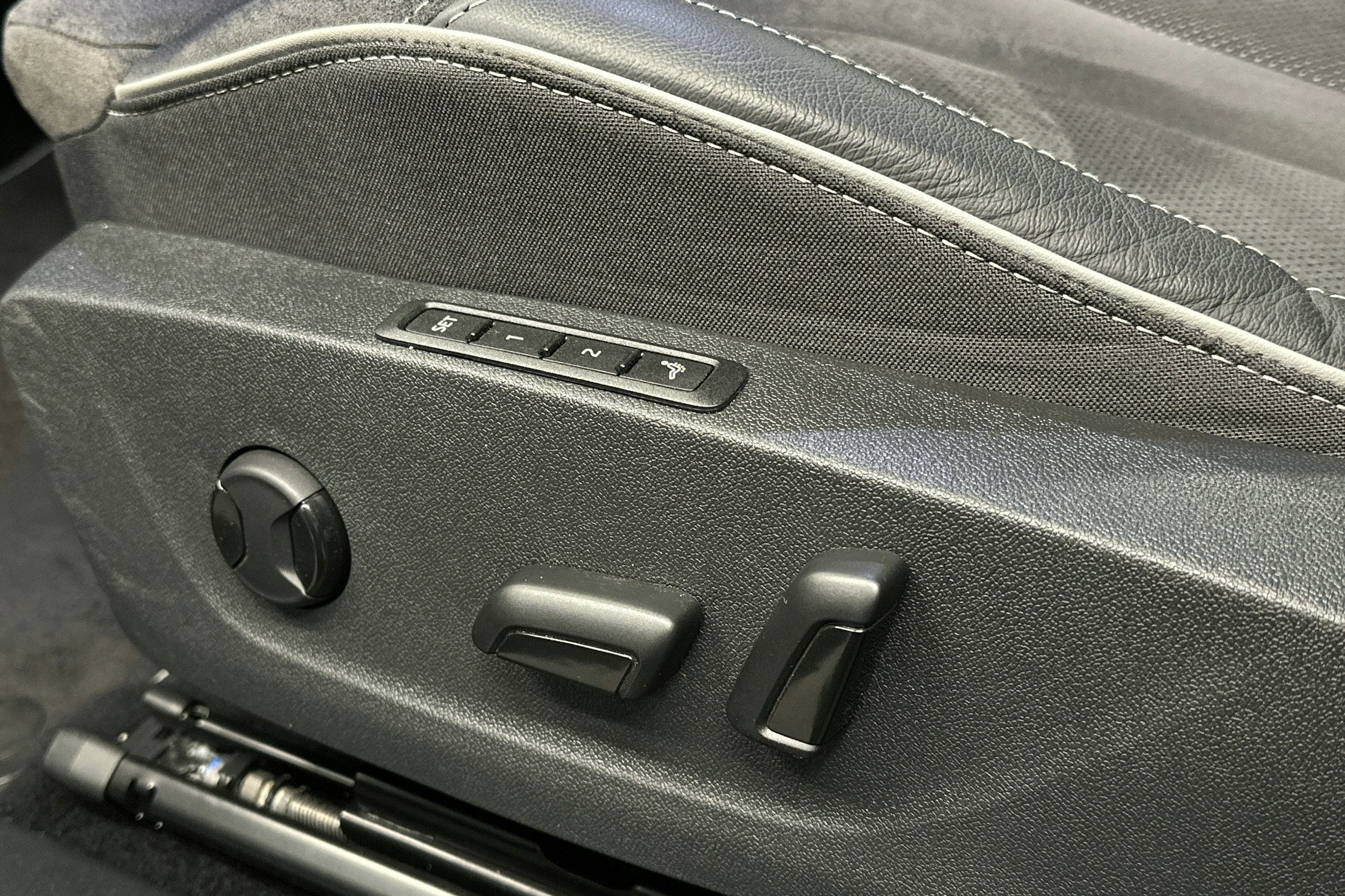 musta Skoda Enyaq 2023 kuva 17.