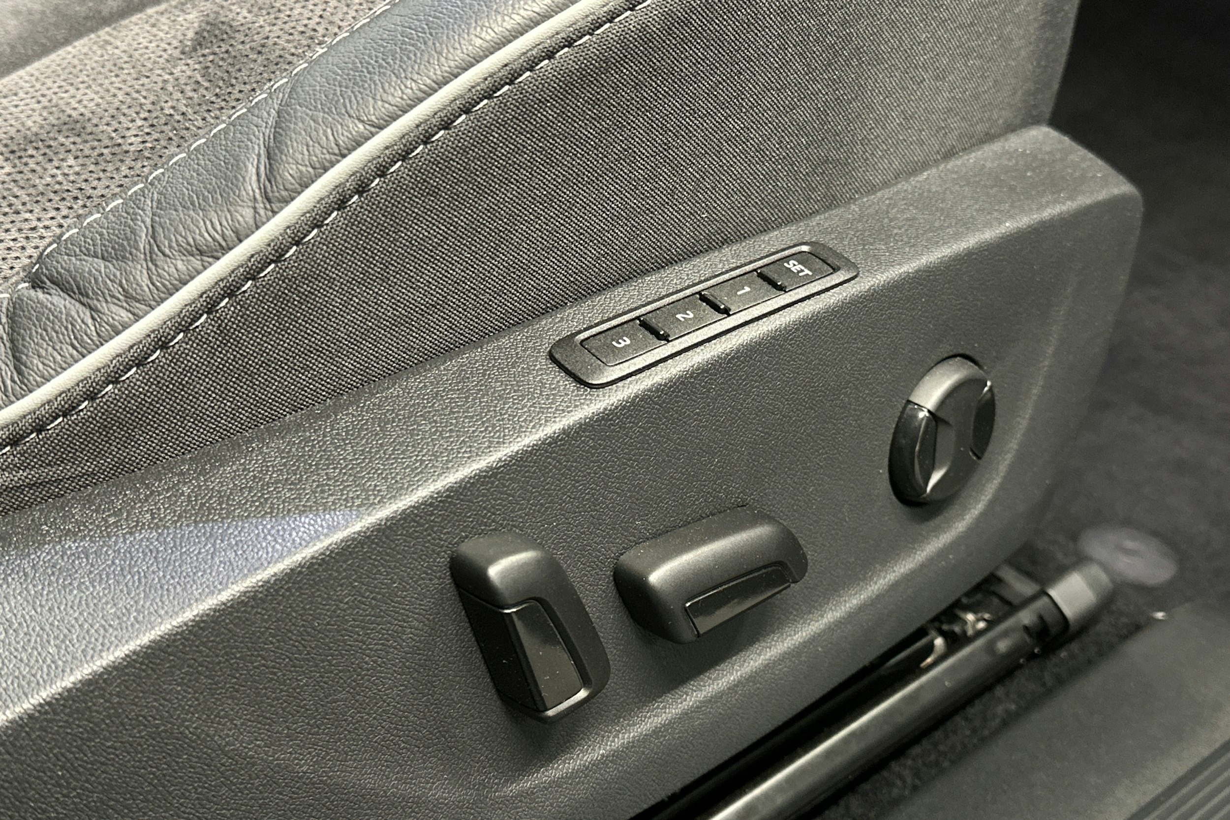 musta Skoda Enyaq 2023 kuva 18.