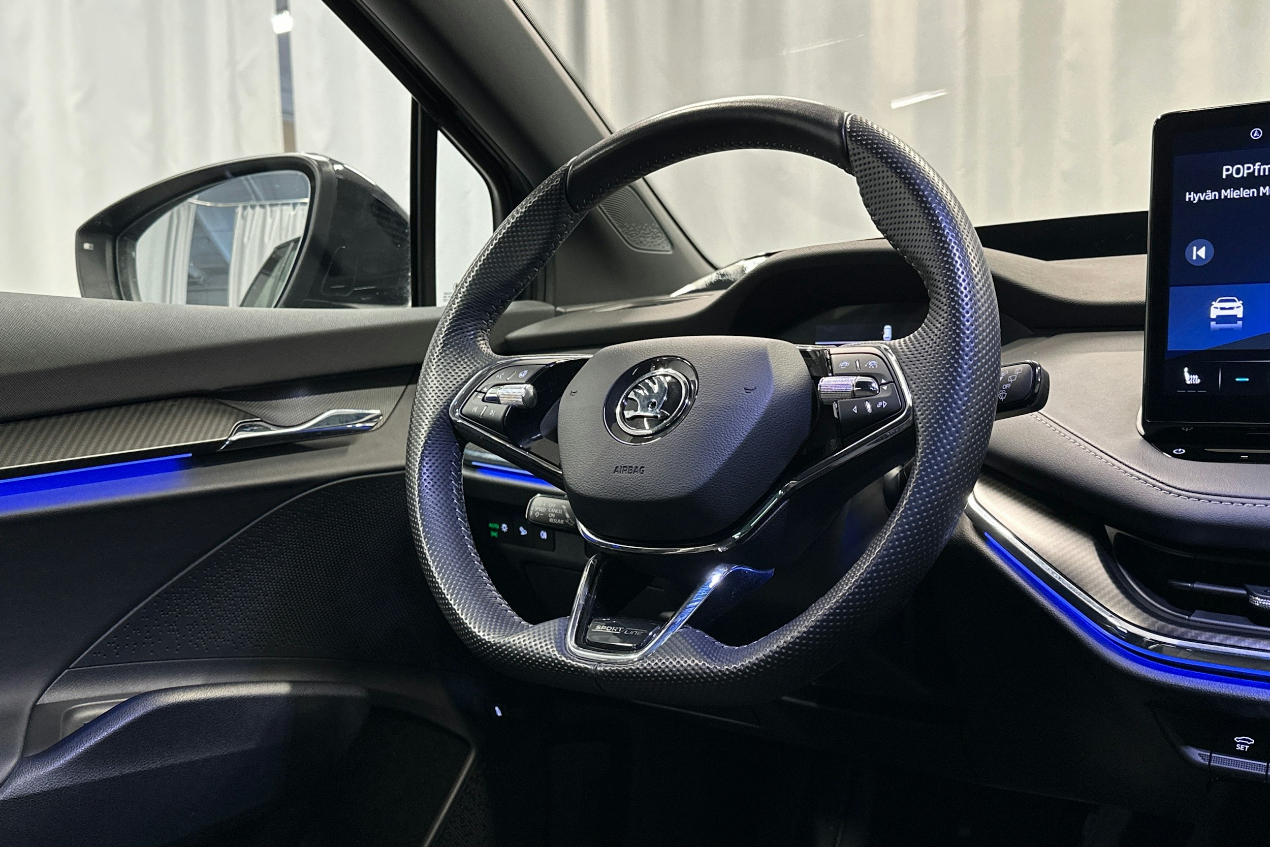 musta Skoda Enyaq 2023 kuva 19.