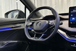 musta Skoda Enyaq 2023 kuva 19.