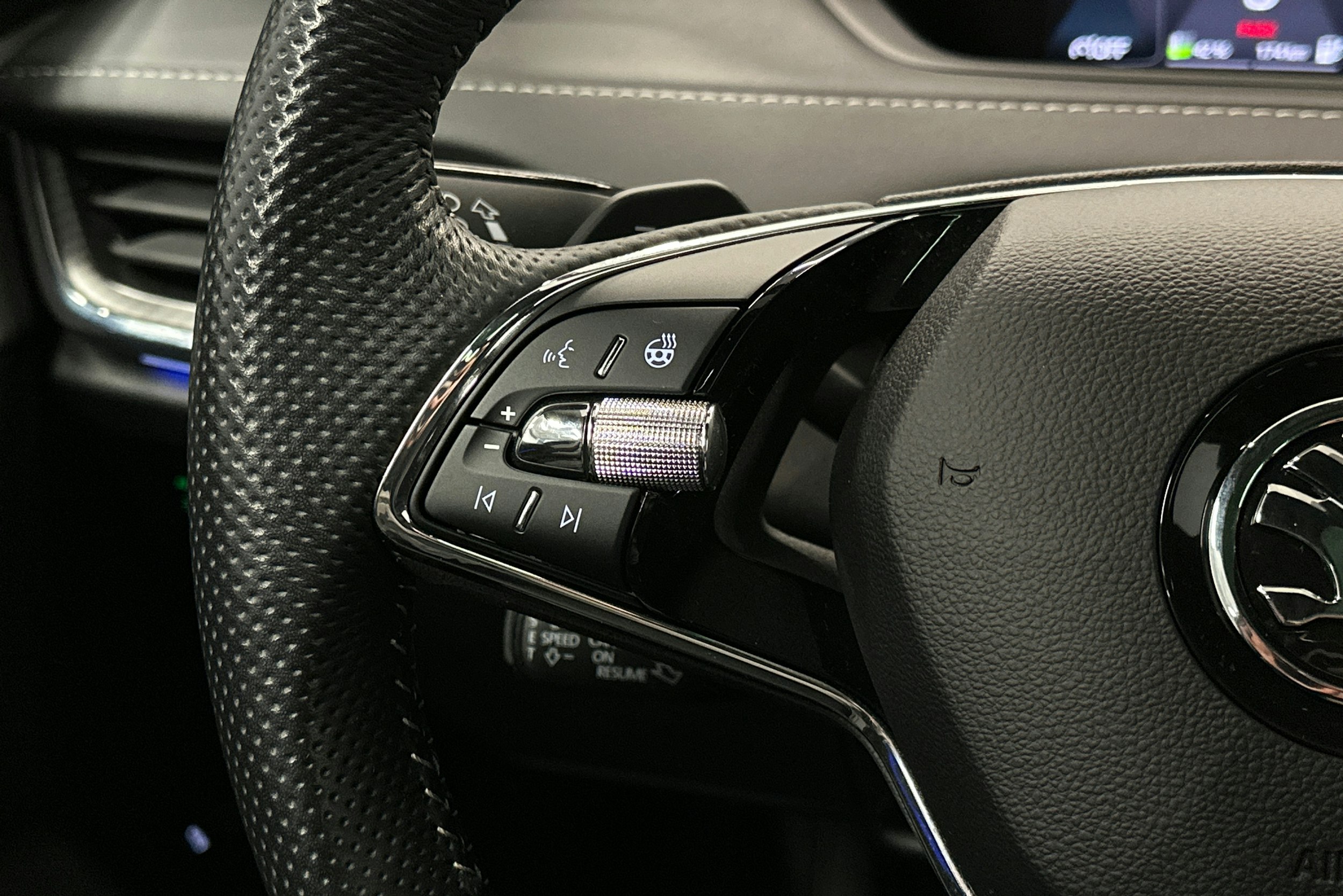 musta Skoda Enyaq 2023 kuva 20.