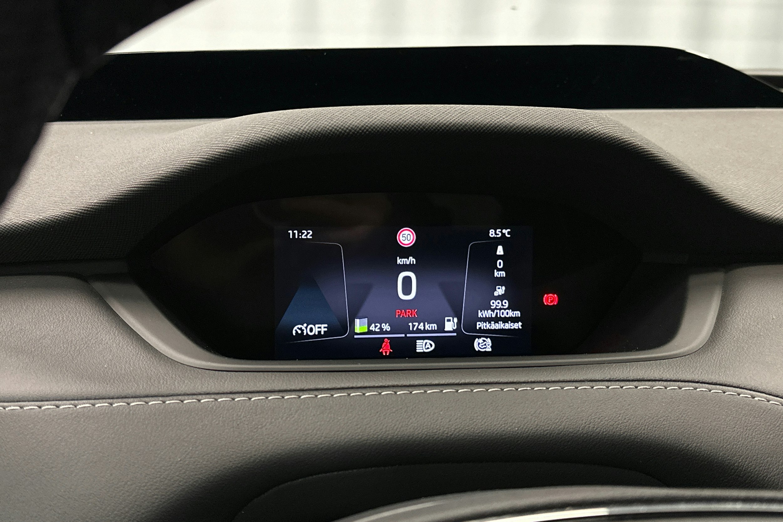 musta Skoda Enyaq 2023 kuva 23.