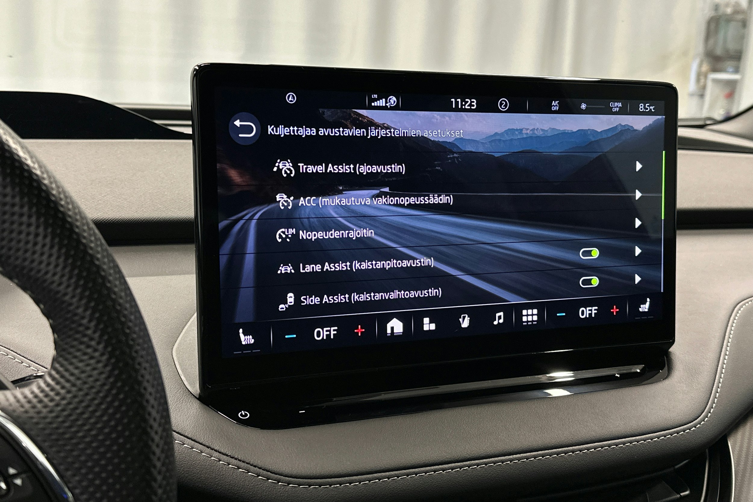 musta Skoda Enyaq 2023 kuva 25.