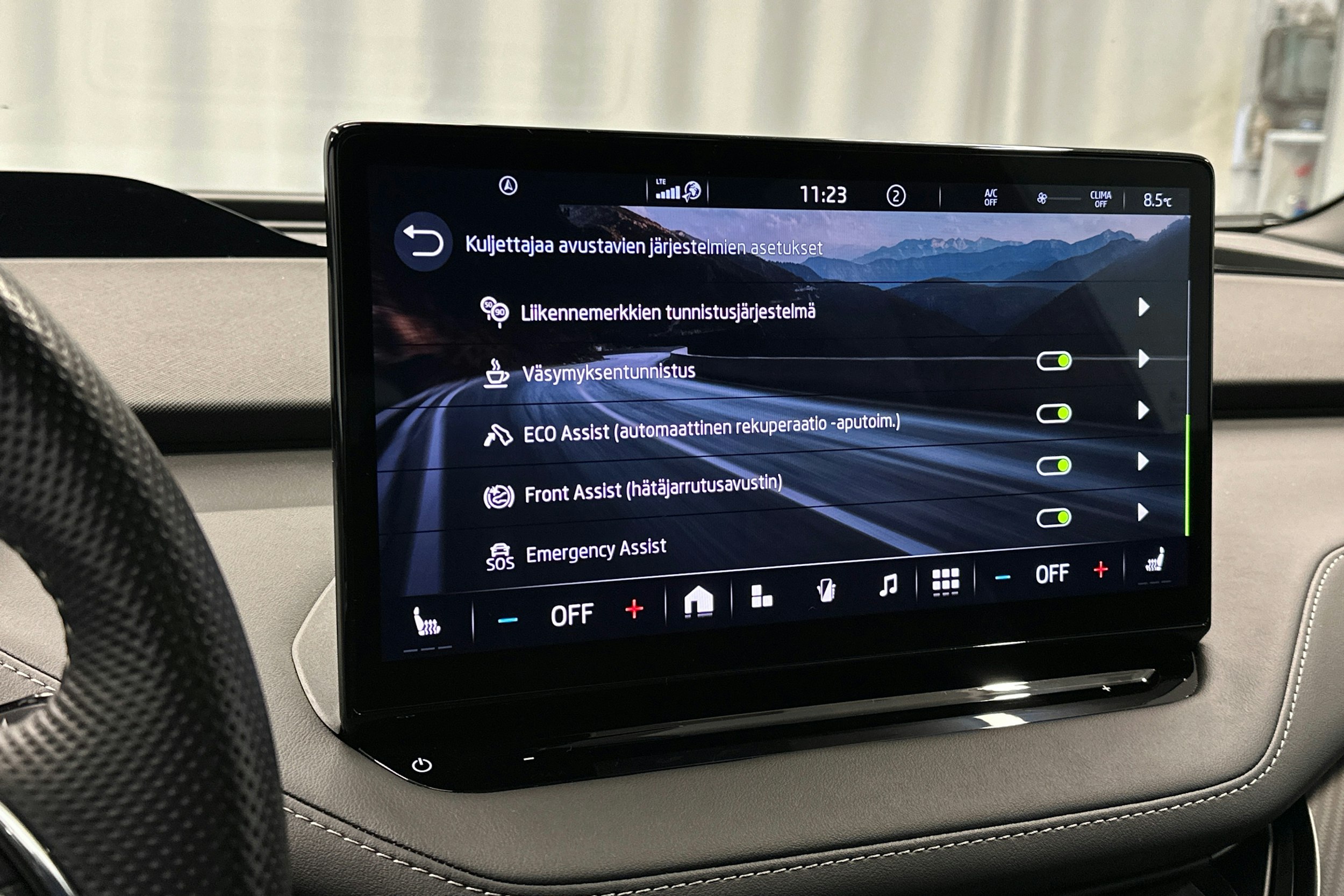 musta Skoda Enyaq 2023 kuva 26.