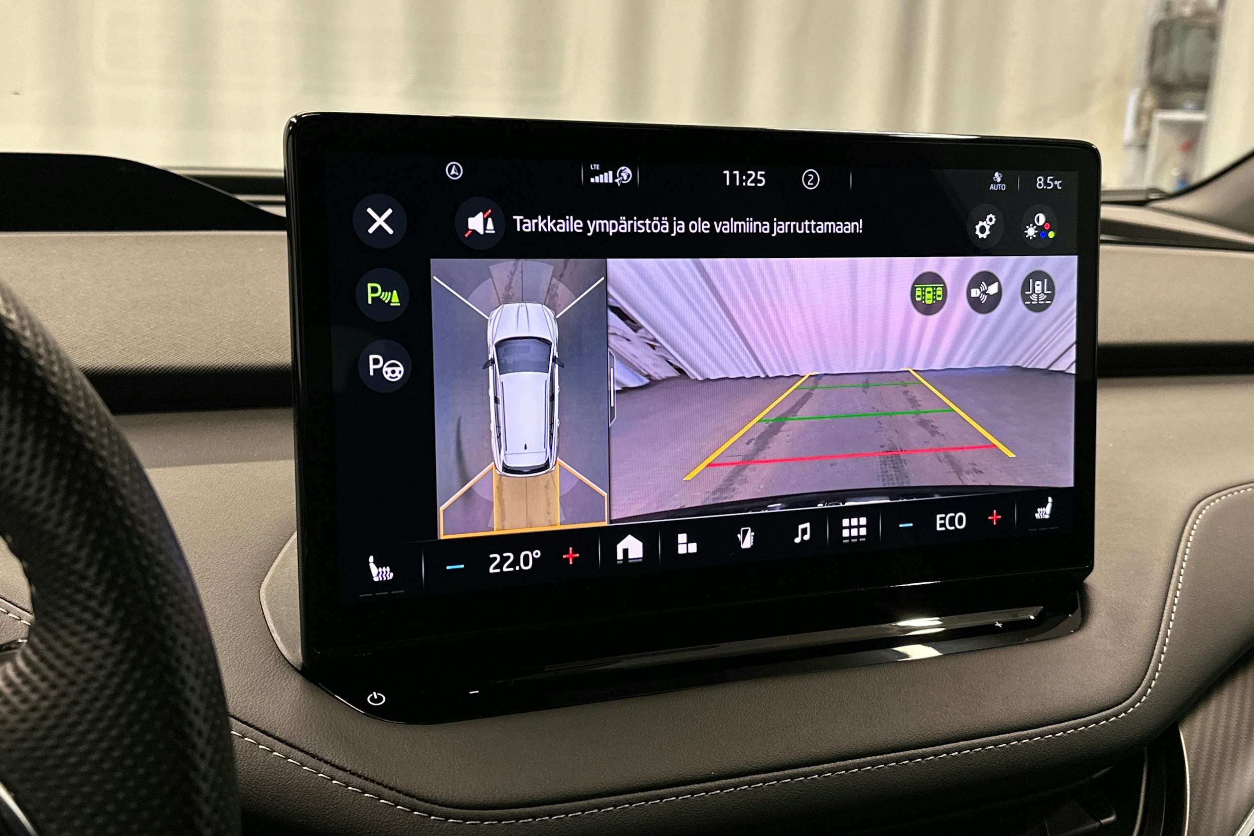 musta Skoda Enyaq 2023 kuva 32.