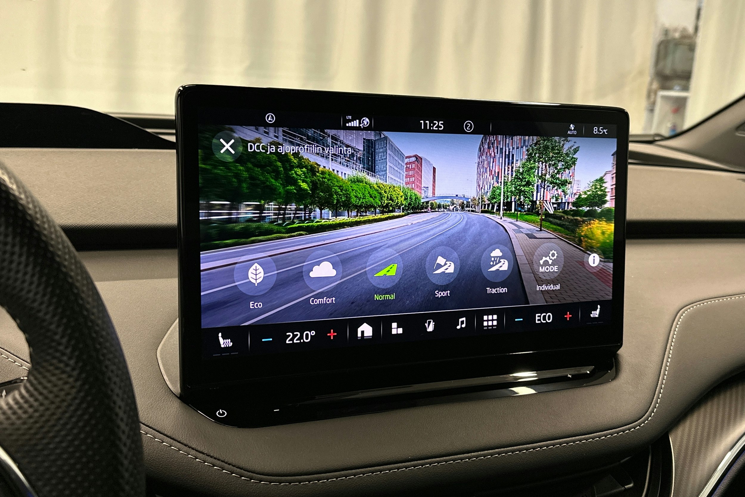 musta Skoda Enyaq 2023 kuva 33.