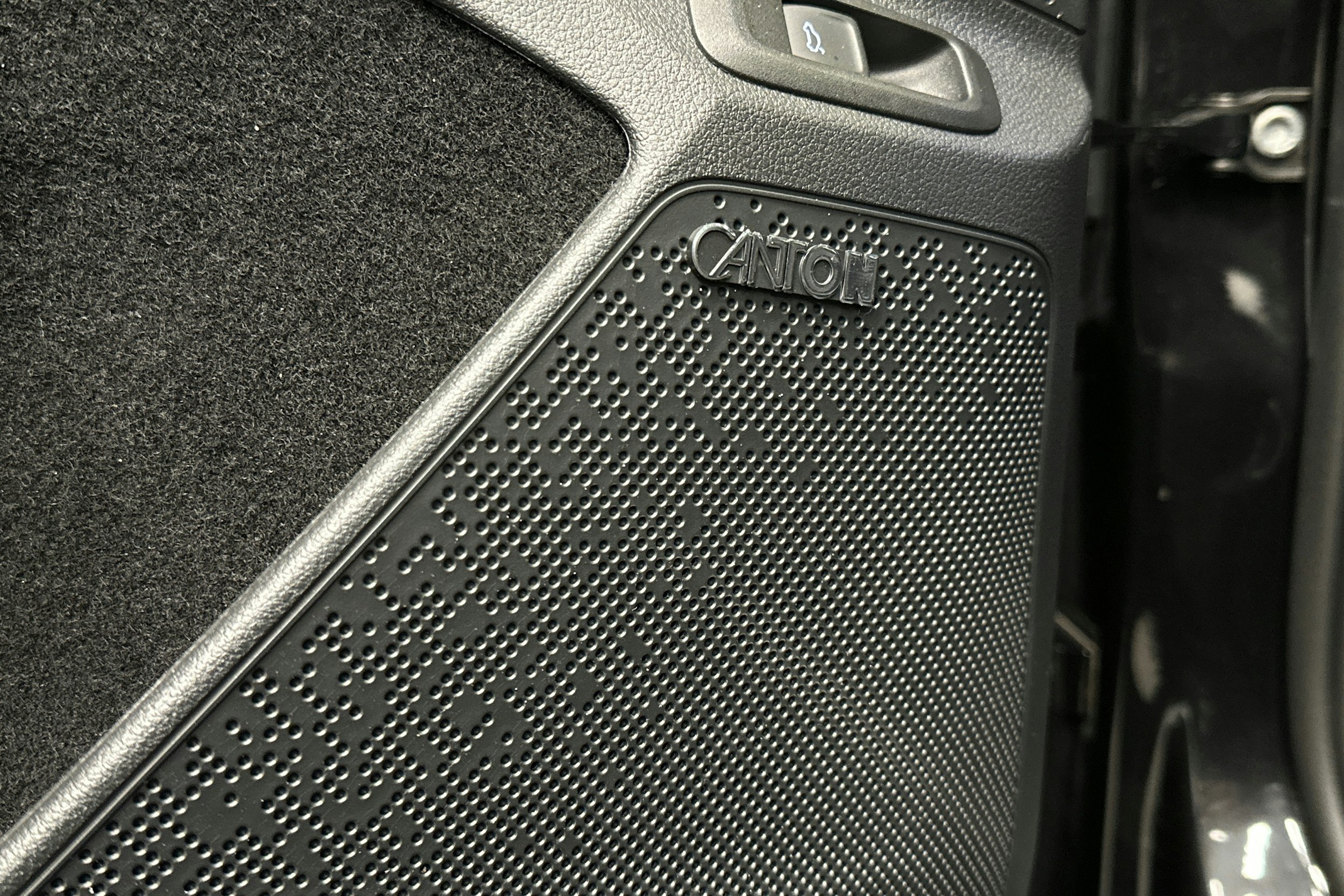 musta Skoda Enyaq 2023 kuva 37.