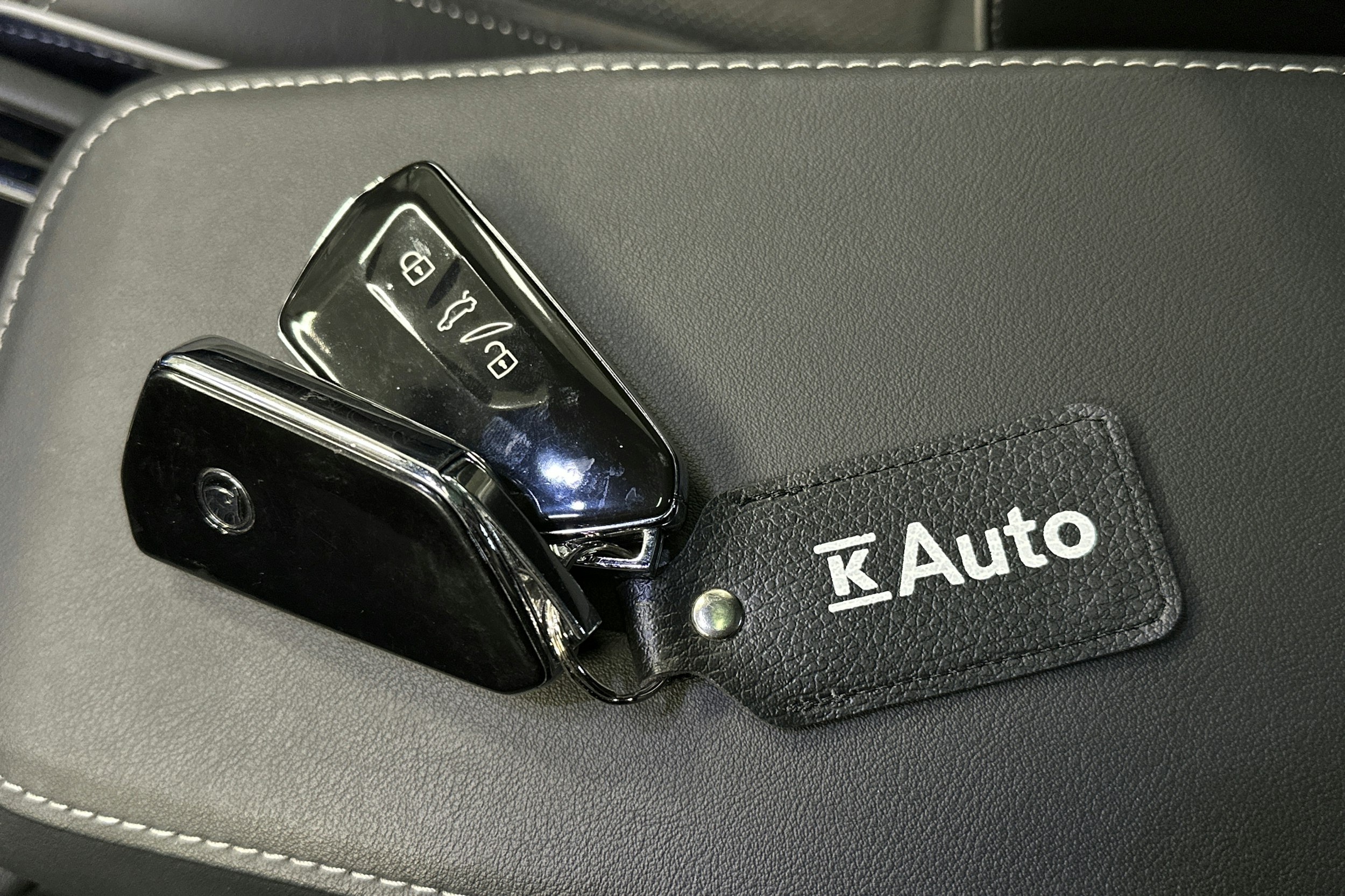 musta Skoda Enyaq 2023 kuva 39.