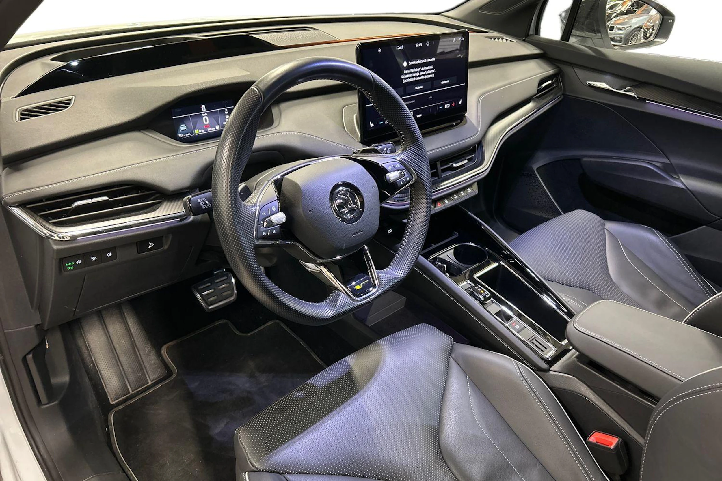 valkoinen Skoda Enyaq 2023 kuva 3.