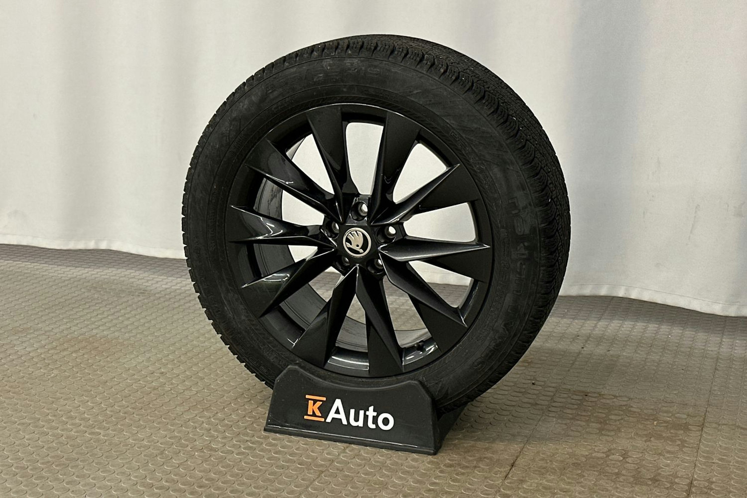 vihreä Skoda Enyaq 2023 kuva 10.